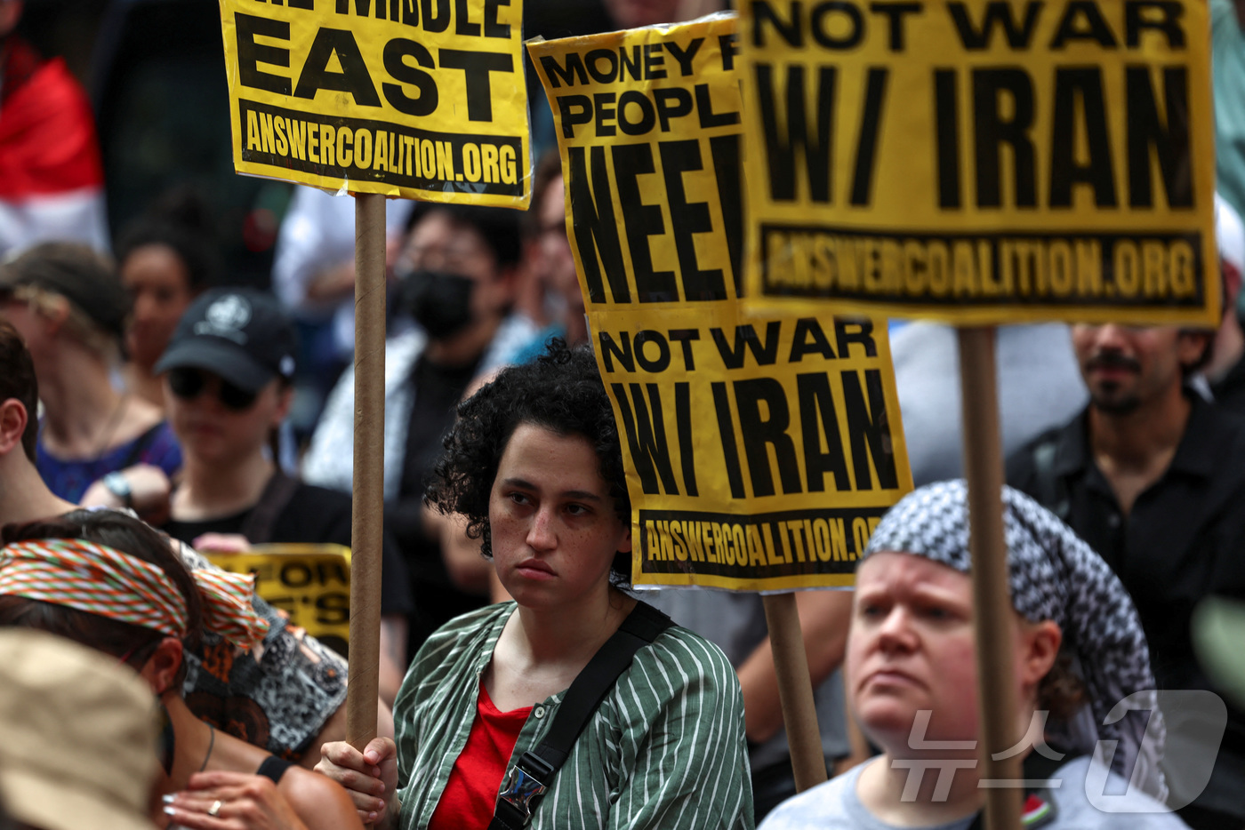 (뉴욕 로이터=뉴스1) 강민경 기자 = 22일(현지시간) 미국의 중동 전쟁 개입에 반대하는 반전 시위대가 뉴욕 타임스퀘어 앞에 모여 있다. 2025.6.22ⓒ 로이터=뉴스1