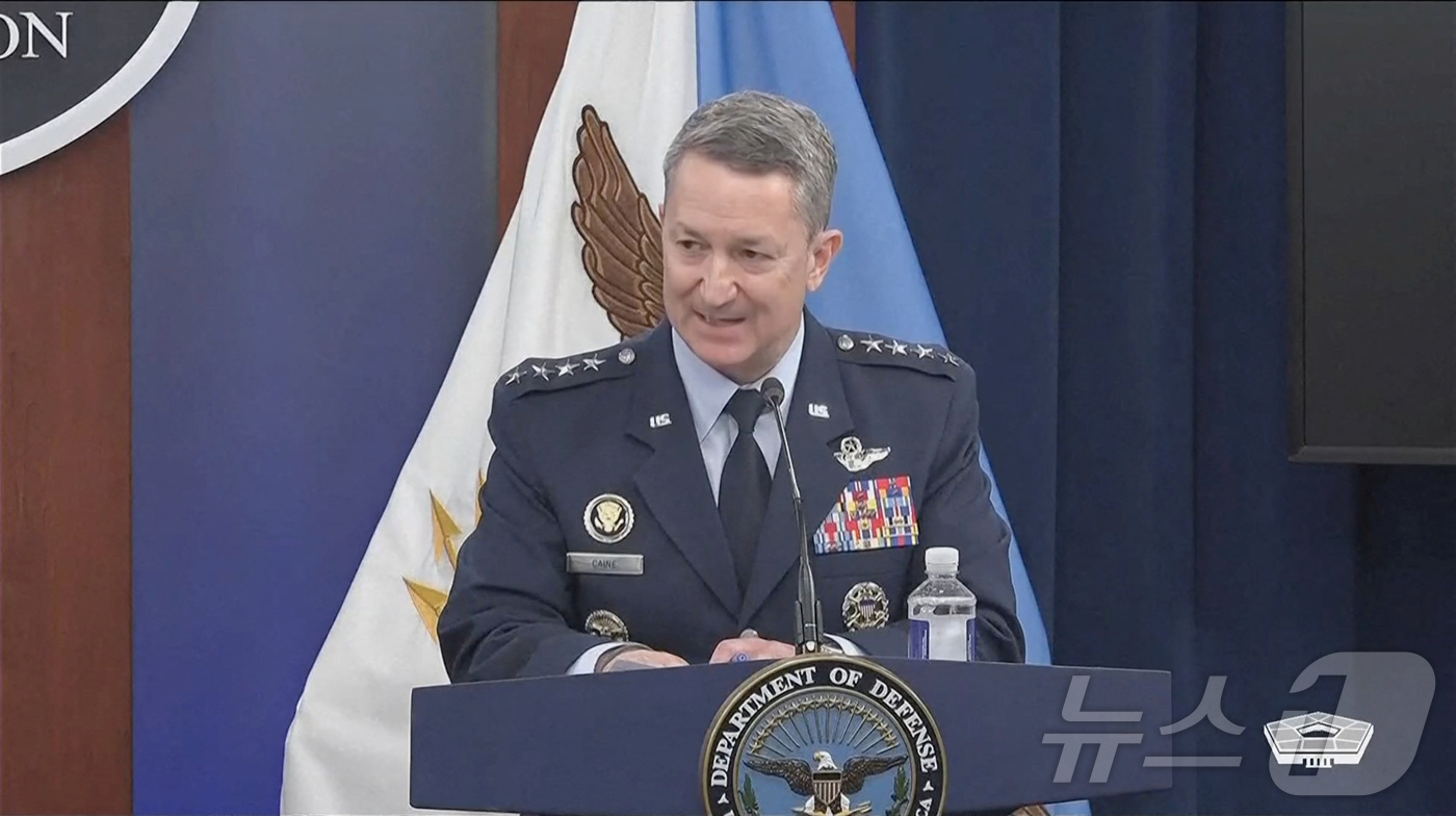 (알링턴 로이터=뉴스1) 강민경 기자 = 댄 케인 미국 합동참모본부 의장이 22일 버지니아주 알링턴의 국방부 청사에서 미군의 이란 핵 시설 공습 작전 '미드나잇 해머'(한밤의 망치 …