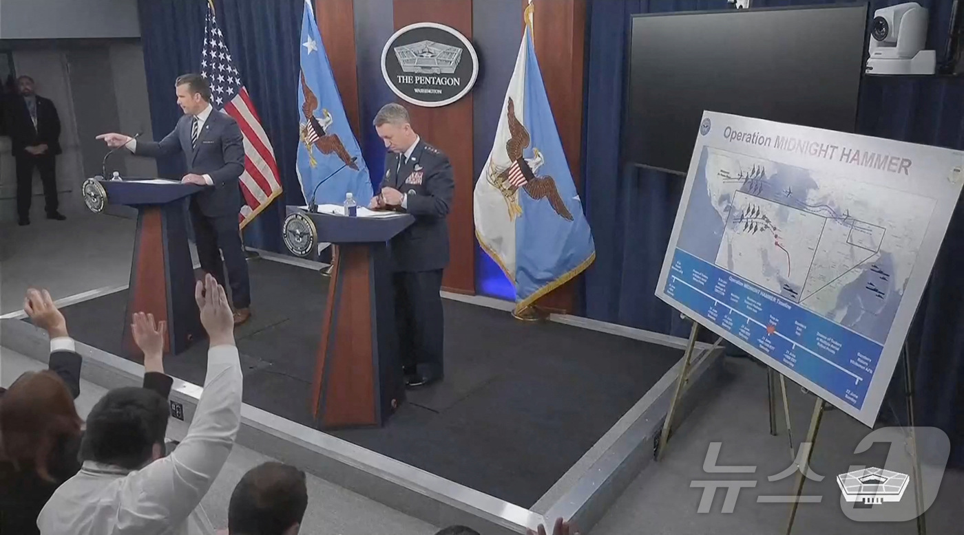 (알링턴 로이터=뉴스1) 강민경 기자 = 피트 헤그세스 미국 국방부 장관(왼쪽)과 댄 케인 합동참모본부 의장이 22일(현지시간) 버지니아주 알링턴의 국방부 청사에서 언론 브리핑을 …