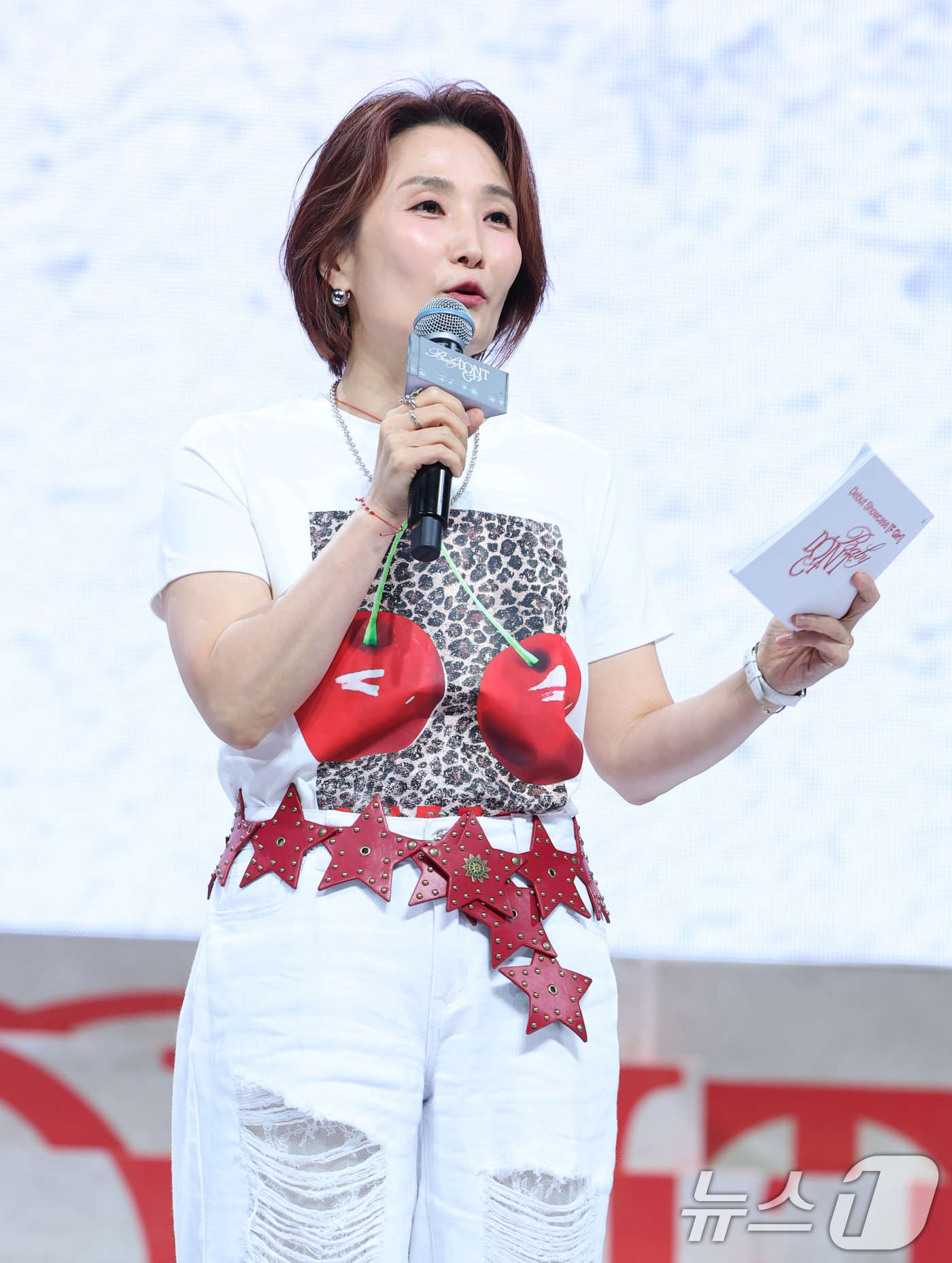 (서울=뉴스1) 권현진 기자 = 방송인 박경림이 23일 서울 용산구 블루스퀘어에서 열린 베이비돈크라이 데뷔 싱글 'F Girl(에프걸)' 발매 쇼케이스에서 진행을 하고 있다. 20 …