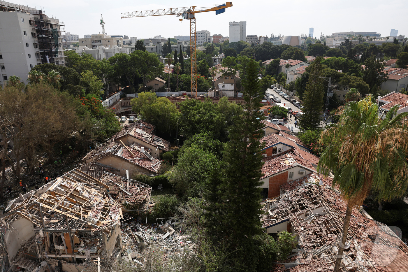 (텔아비브 로이터=뉴스1) 강민경 기자 = 22일 이란에서 발사된 미사일로 파괴된 이스라엘 텔아비브의 한 주택가. 2025.6.22ⓒ 로이터=뉴스1