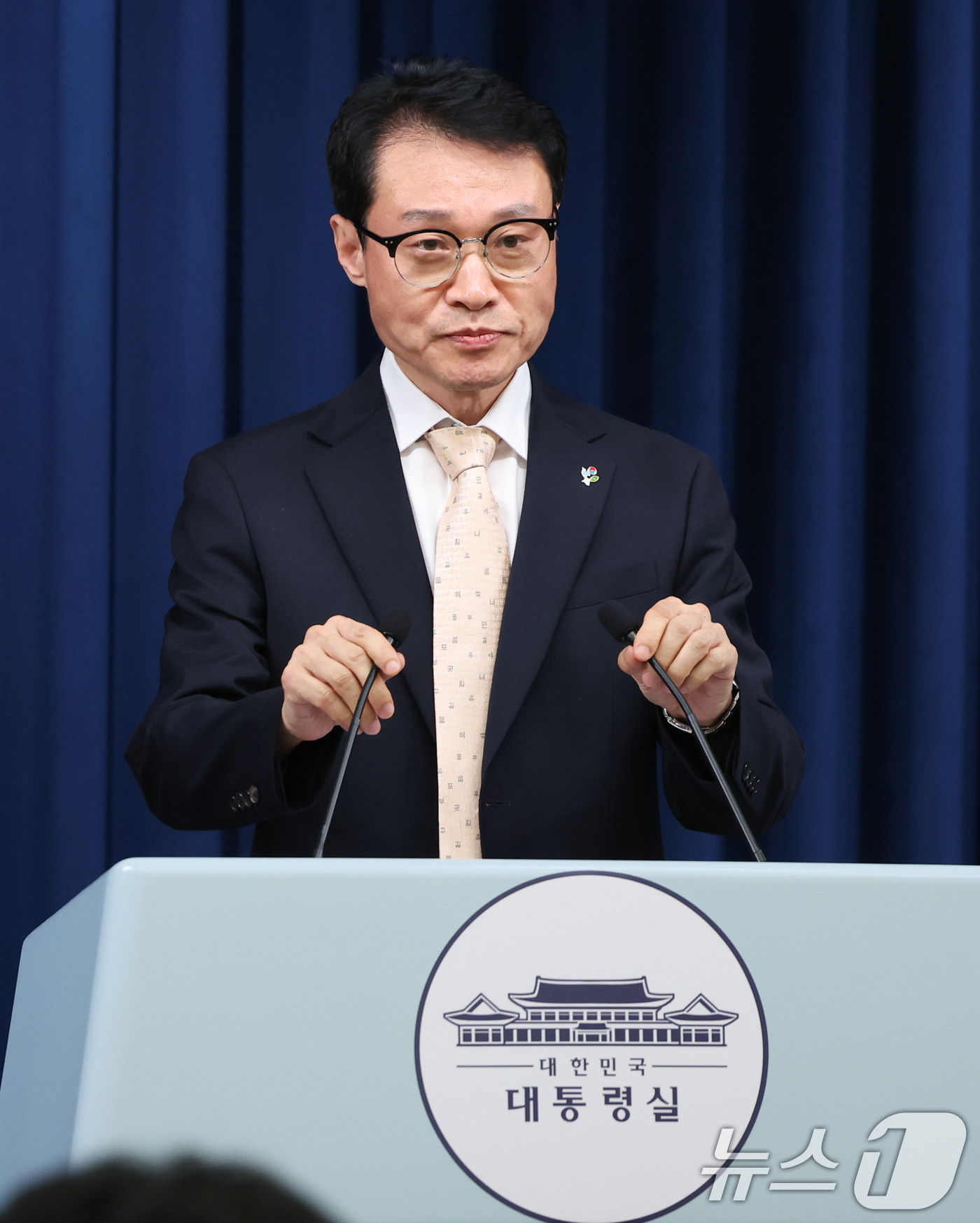 (서울=뉴스1) 허경 기자 = 이규연 대통령실 홍보소통수석이 23일 서울 용산구 대통령실 청사에서 대통령 주재 수석·보좌관회의 관련 브리핑을 하기 앞서 마이크 높이를 조절하고 있다 …