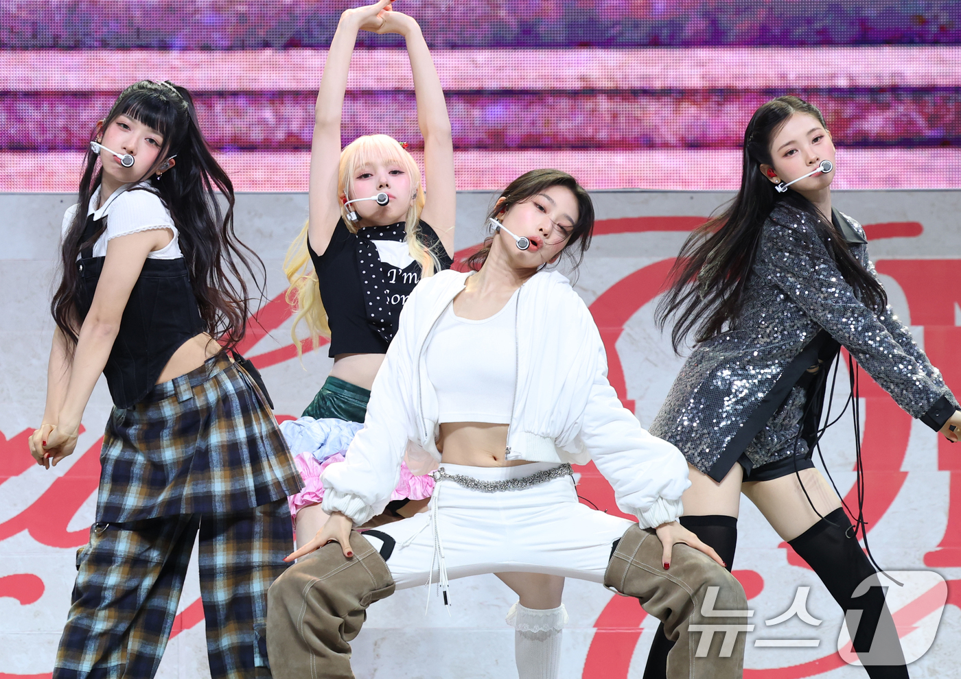 (서울=뉴스1) 권현진 기자 = 그룹 Baby DONT Cry(베이비돈크라이)가 23일 서울 용산구 블루스퀘어에서 가진 데뷔 싱글 'F Girl(에프걸)' 발매 쇼케이스에서 타이틀 …