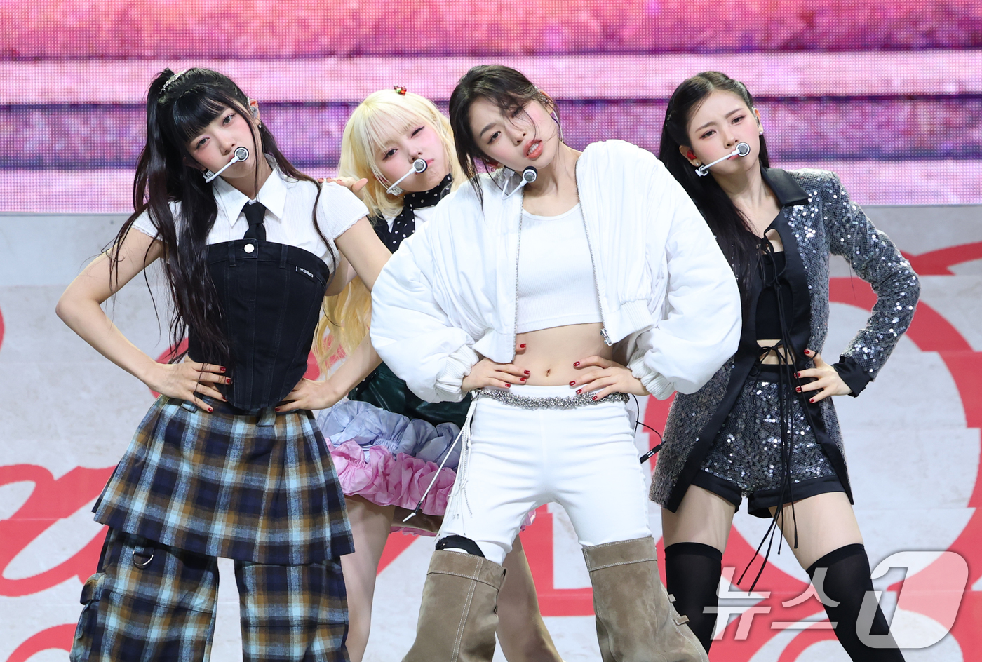 (서울=뉴스1) 권현진 기자 = 그룹 Baby DONT Cry(베이비돈크라이) 쿠미(왼쪽부터)와 미아, 베니, 이현이 23일 서울 용산구 블루스퀘어에서 가진 데뷔 싱글 'F Gir …