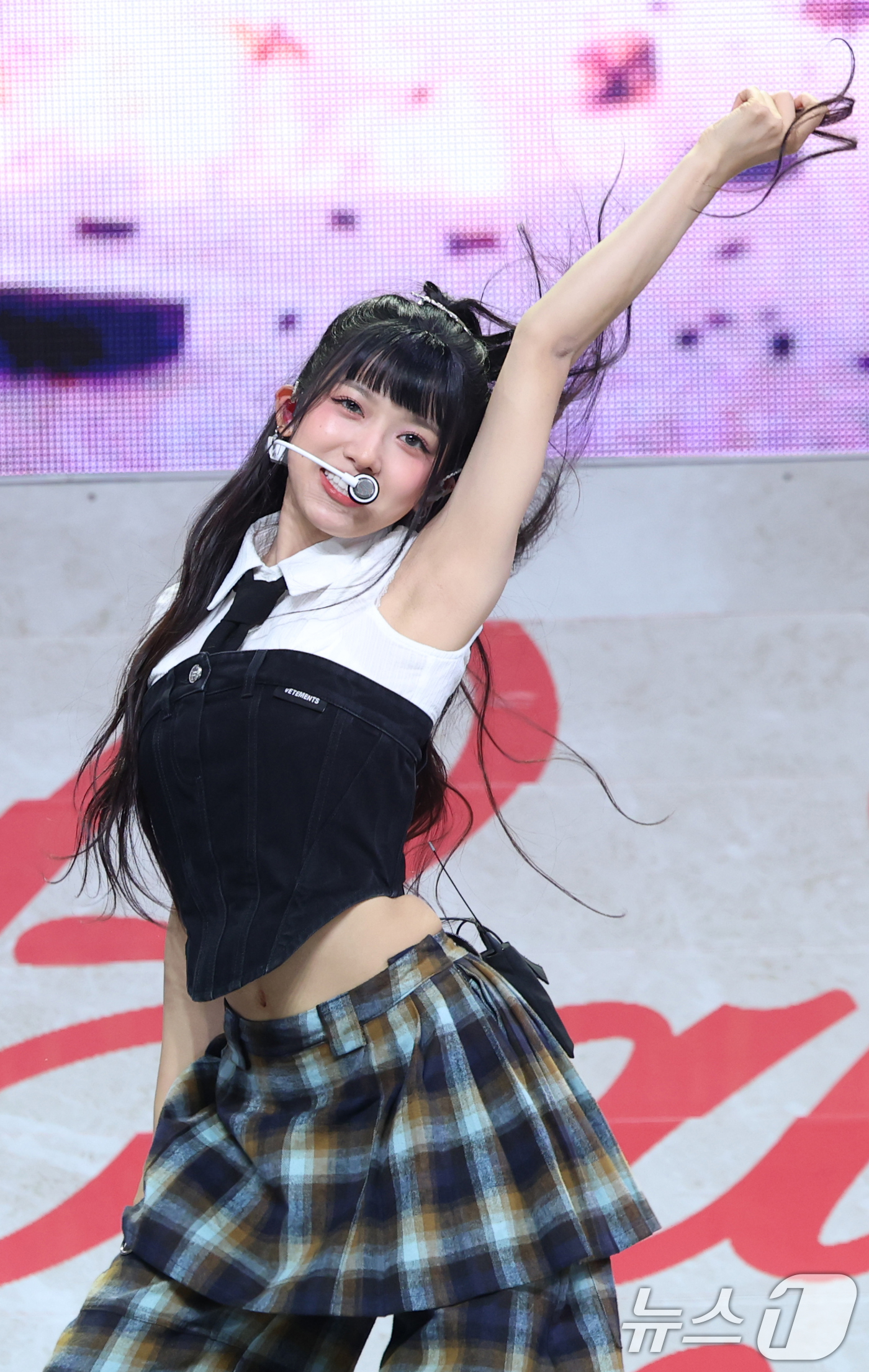 (서울=뉴스1) 권현진 기자 = 그룹 Baby DONT Cry(베이비돈크라이) 쿠미가 23일 서울 용산구 블루스퀘어에서 가진 데뷔 싱글 'F Girl(에프걸)' 발매 쇼케이스에서 …