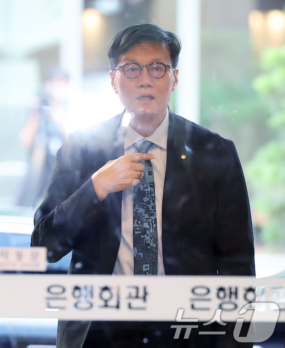 (서울=뉴스1) 장수영 기자 = 이창용 한국은행 총재가 23일 오후 서울 중구 은행연합회에서 열린 은행장 간담회에 참석하고 있다.이 총재는 이 자리에서 가계부채 관리 및 대내외 경 …