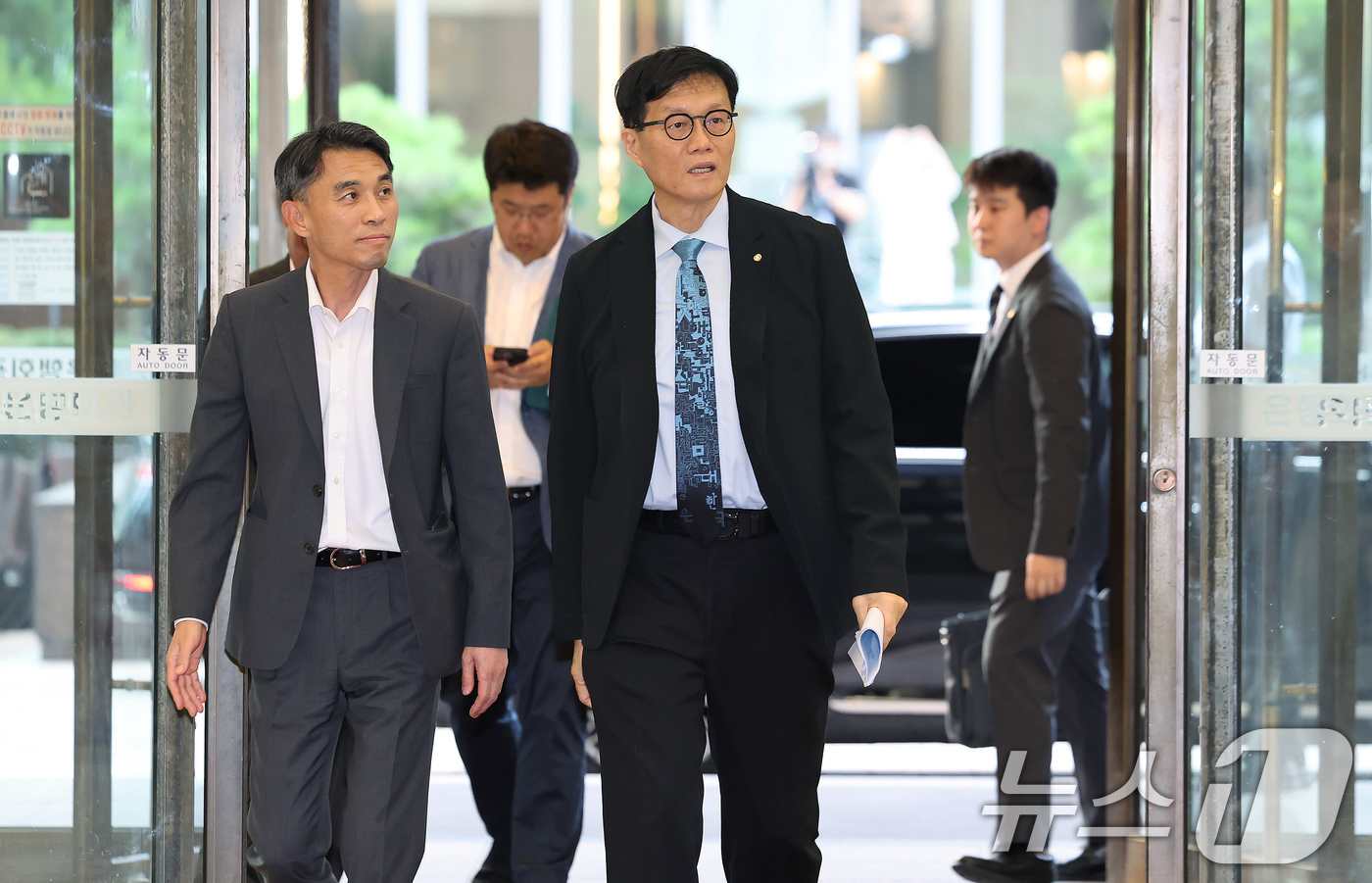 (서울=뉴스1) 장수영 기자 = 이창용 한국은행 총재가 23일 오후 서울 중구 은행연합회에서 열린 은행장 간담회에 참석하고 있다.이 총재는 이 자리에서 가계부채 관리 및 대내외 경 …