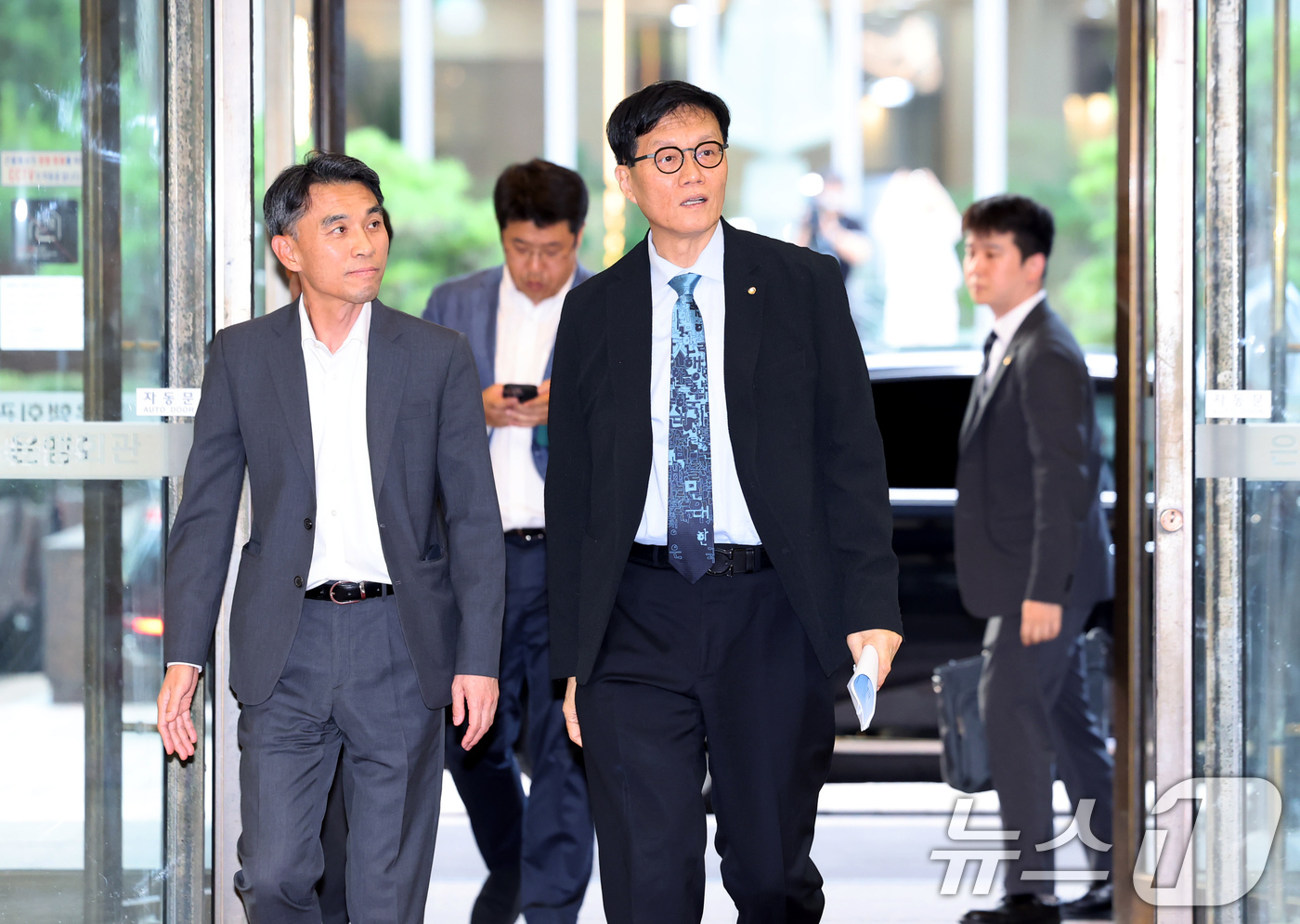 (서울=뉴스1) 장수영 기자 = 이창용 한국은행 총재가 23일 오후 서울 중구 은행연합회에서 열린 은행장 간담회에 참석하고 있다.이 총재는 이 자리에서 가계부채 관리 및 대내외 경 …