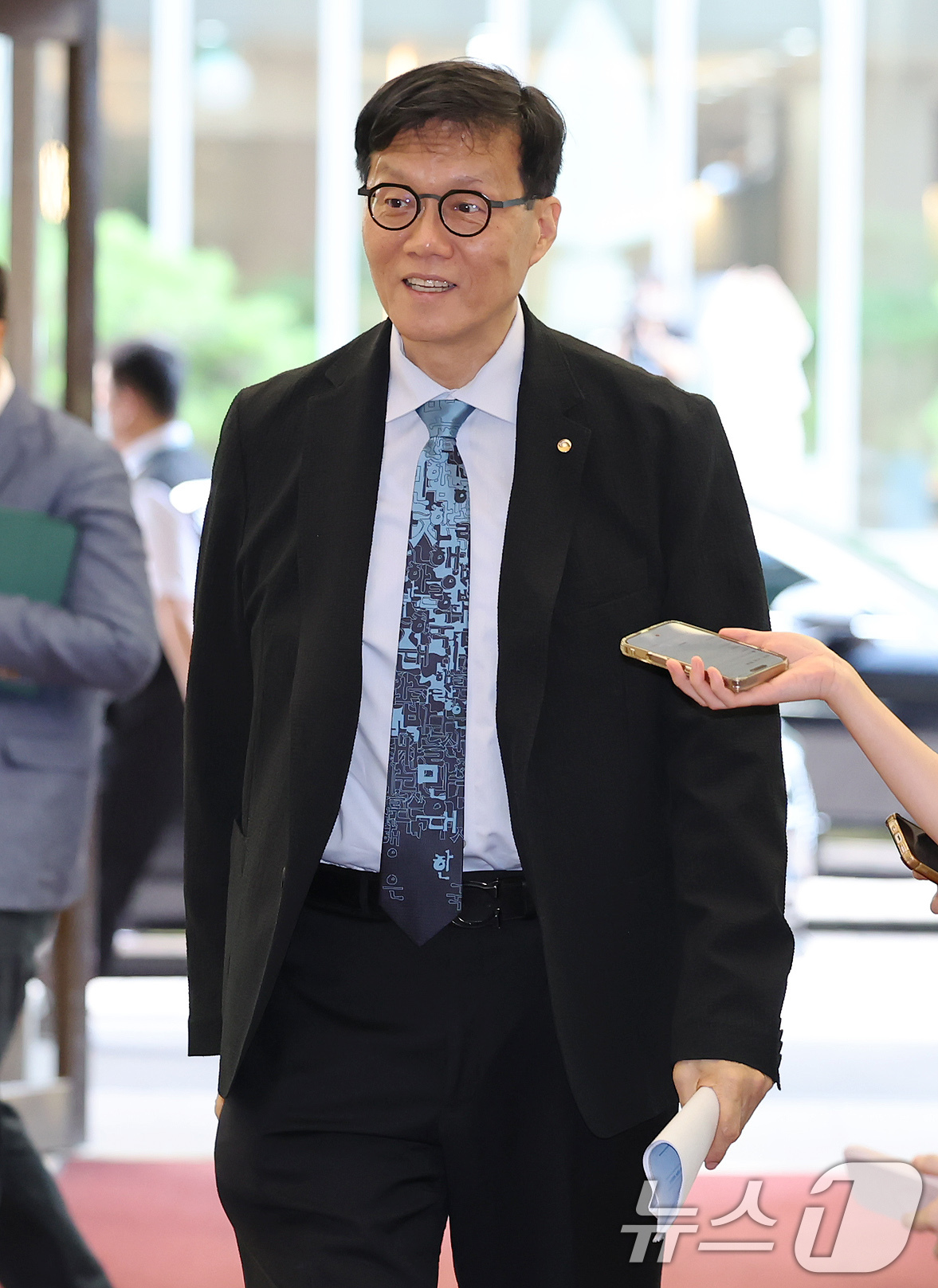 (서울=뉴스1) 장수영 기자 = 이창용 한국은행 총재가 23일 오후 서울 중구 은행연합회에서 열린 은행장 간담회에 참석하고 있다.이 총재는 이 자리에서 가계부채 관리 및 대내외 경 …