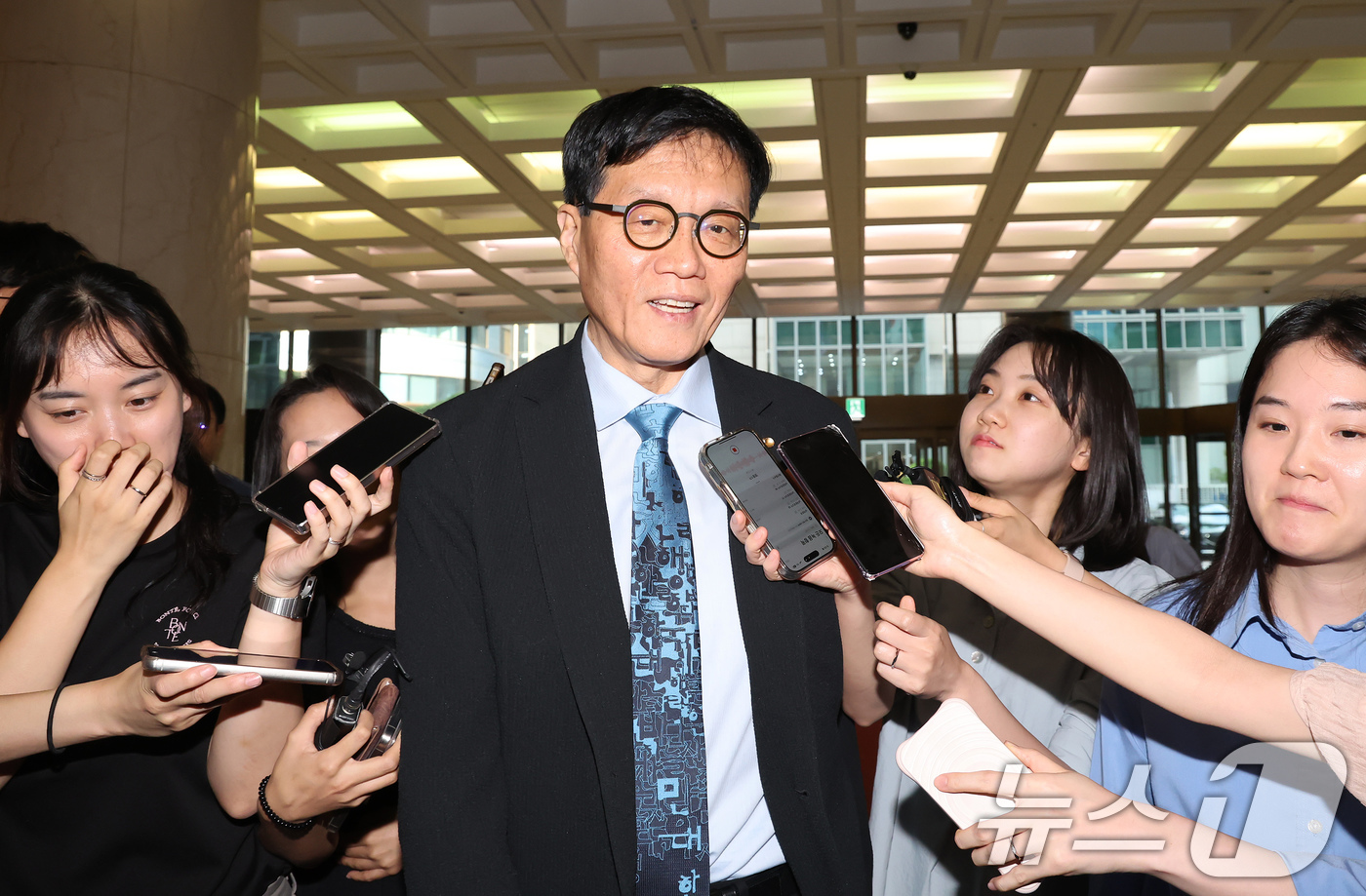 (서울=뉴스1) 장수영 기자 = 이창용 한국은행 총재가 23일 오후 서울 중구 은행연합회에서 열린 은행장 간담회에 참석하고 있다.이 총재는 이 자리에서 가계부채 관리 및 대내외 경 …