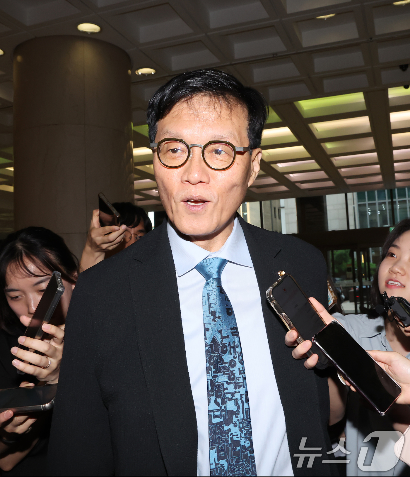 (서울=뉴스1) 장수영 기자 = 이창용 한국은행 총재가 23일 오후 서울 중구 은행연합회에서 열린 은행장 간담회에 참석하고 있다.이 총재는 이 자리에서 가계부채 관리 및 대내외 경 …