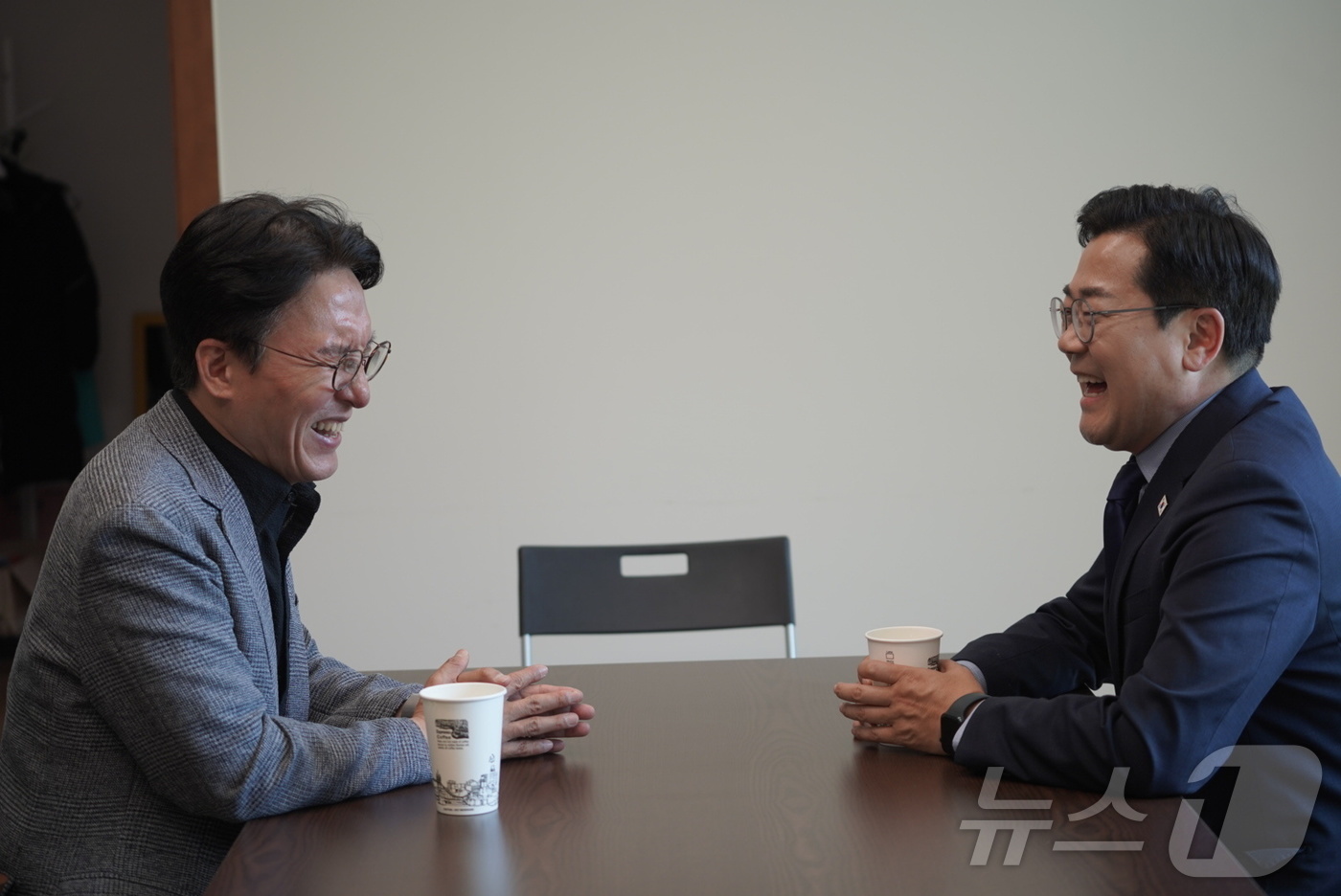 (서울=뉴스1) = 당대표 출사표를 던진 박찬대 더불어민주당 의원이 23일 인사청문회를 하루 앞둔 김민석 국무총리 후보자를 찾아 격려하고 있다. (박찬대 의원실 제공. 재판매 및 …