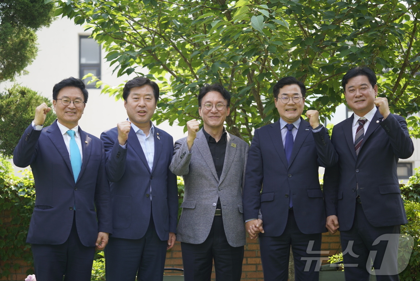 (서울=뉴스1) = 당대표 출사표를 던진 박찬대 더불어민주당 의원이 23일 인사청문회를 하루 앞둔 김민석 국무총리 후보자를 찾아 파이팅을 외치고 있다. 왼쪽부터 정진욱, 황명선 의 …