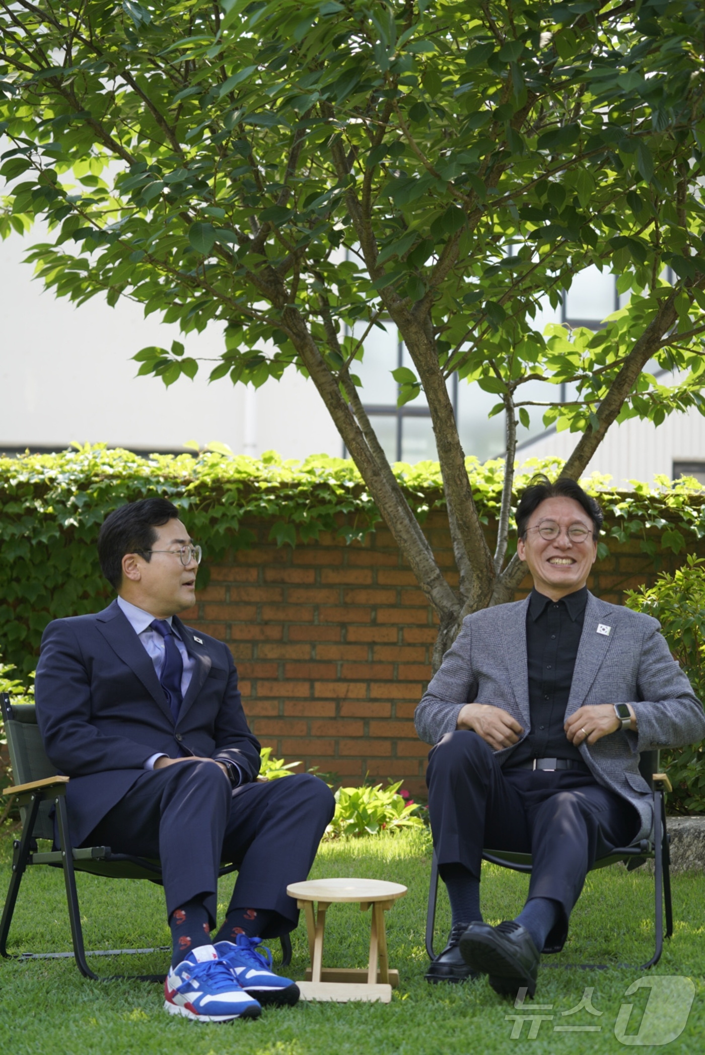 (서울=뉴스1) = 당대표 출사표를 던진 박찬대 더불어민주당 의원이 23일 인사청문회를 하루 앞둔 김민석 국무총리 후보자를 찾아 격려하고 있다. (박찬대 의원실 제공. 재판매 및 …