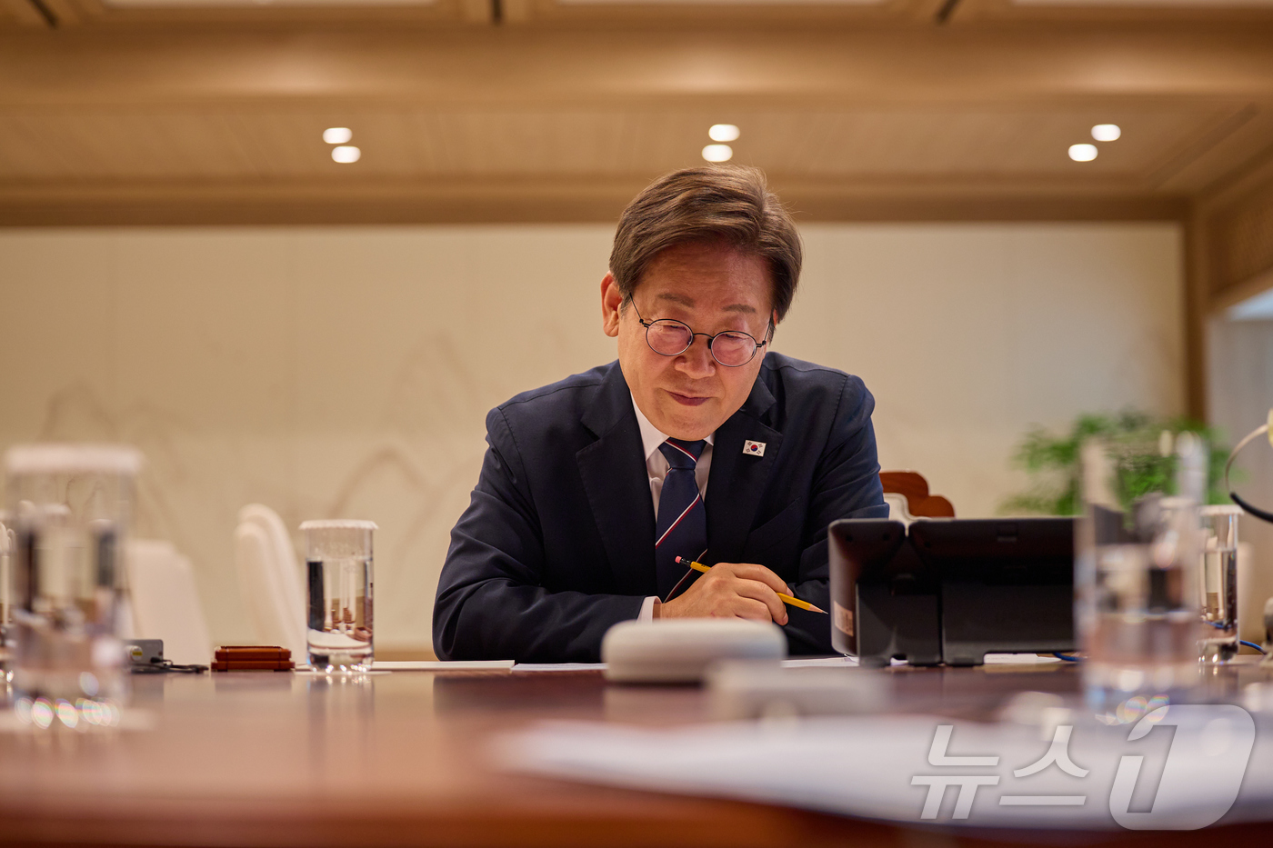 (서울=뉴스1) 허경 기자 = 이재명 대통령이 23일 서울 용산구 대통령실 청사 집무실에서 프라보워 수비안토 인도네시아 대통령과 블루투스 스피커로 전화 통화를 하고 있다. (대통령 …
