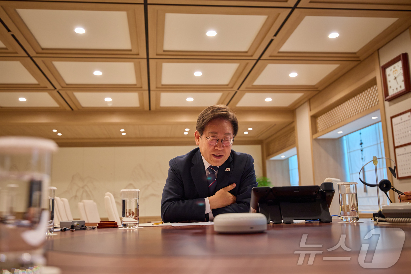 (서울=뉴스1) 허경 기자 = 이재명 대통령이 23일 서울 용산구 대통령실 청사 집무실에서 프라보워 수비안토 인도네시아 대통령과 블루투스 스피커로 전화 통화를 하고 있다. (대통령 …