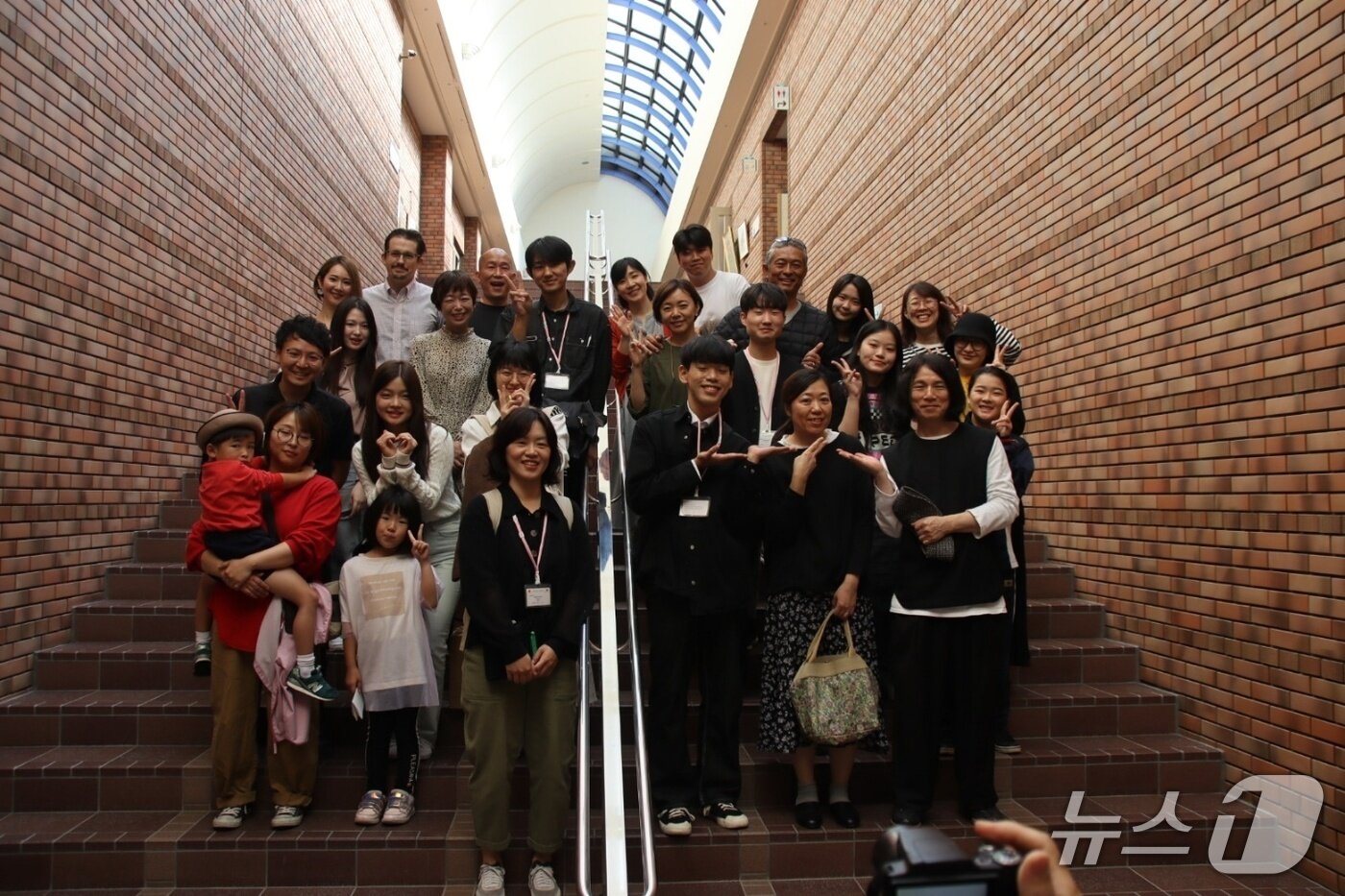 본문 이미지 - 지난 2023년 주한 일본대사관 주최 한일 청년 교류 프로그램에 참여한 차준호 씨. &#40;가운데, 본인 제공&#41;