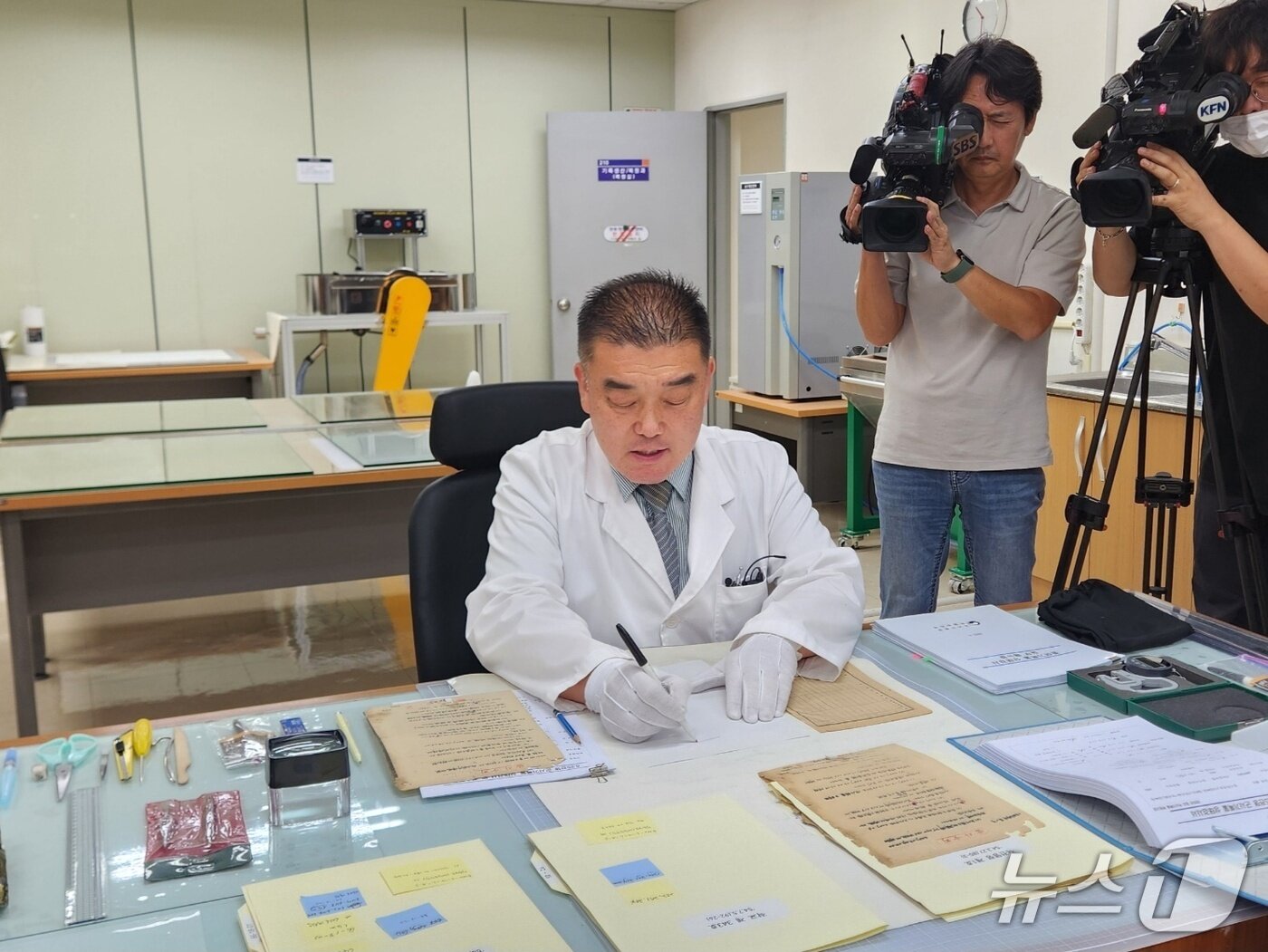 본문 이미지 -  육군기록정보관리단 관계자가 기록물의 산성화 정도를 확인하고 있다. 2025.06.23 ⓒ 뉴스1 김예원 기자