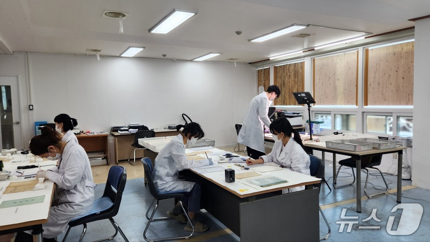 본문 이미지 - 육군기록정보관리단의 한국전쟁 기록물 복원 작업 현장.  2025.06.23 ⓒ 뉴스1 김예원 기자