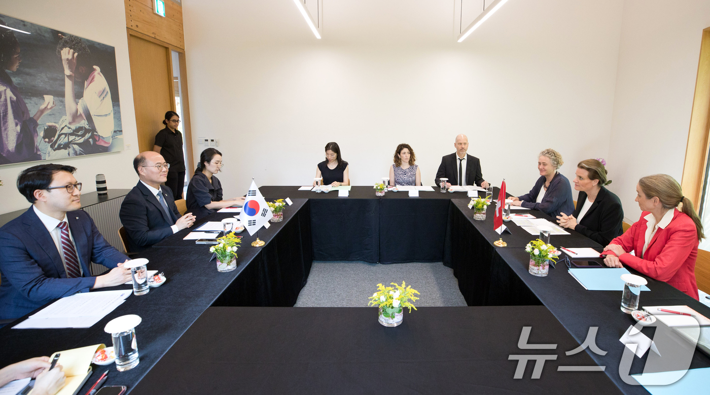 (서울=뉴스1) 김명섭 기자 = 이창윤 과학기술정보통신부 제1차관이 23일 오후 서울 종로구 주한스위스대사관에서 열린 '퀀텀 코리아 2025 사전행사' 에 참석해 양자과학 기술협력 …