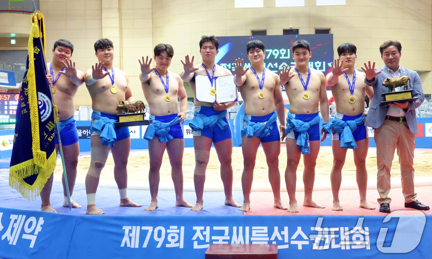 (서울=뉴스1) 김명섭 기자 = 23일 충청북도 제천시 제천체육관에서 열린 '제79회 전국씨름선수권대회' 대학교부 단체전 우승을 차지한 경기대학교(경기도)가 홍성태 감독(오른쪽 첫 …