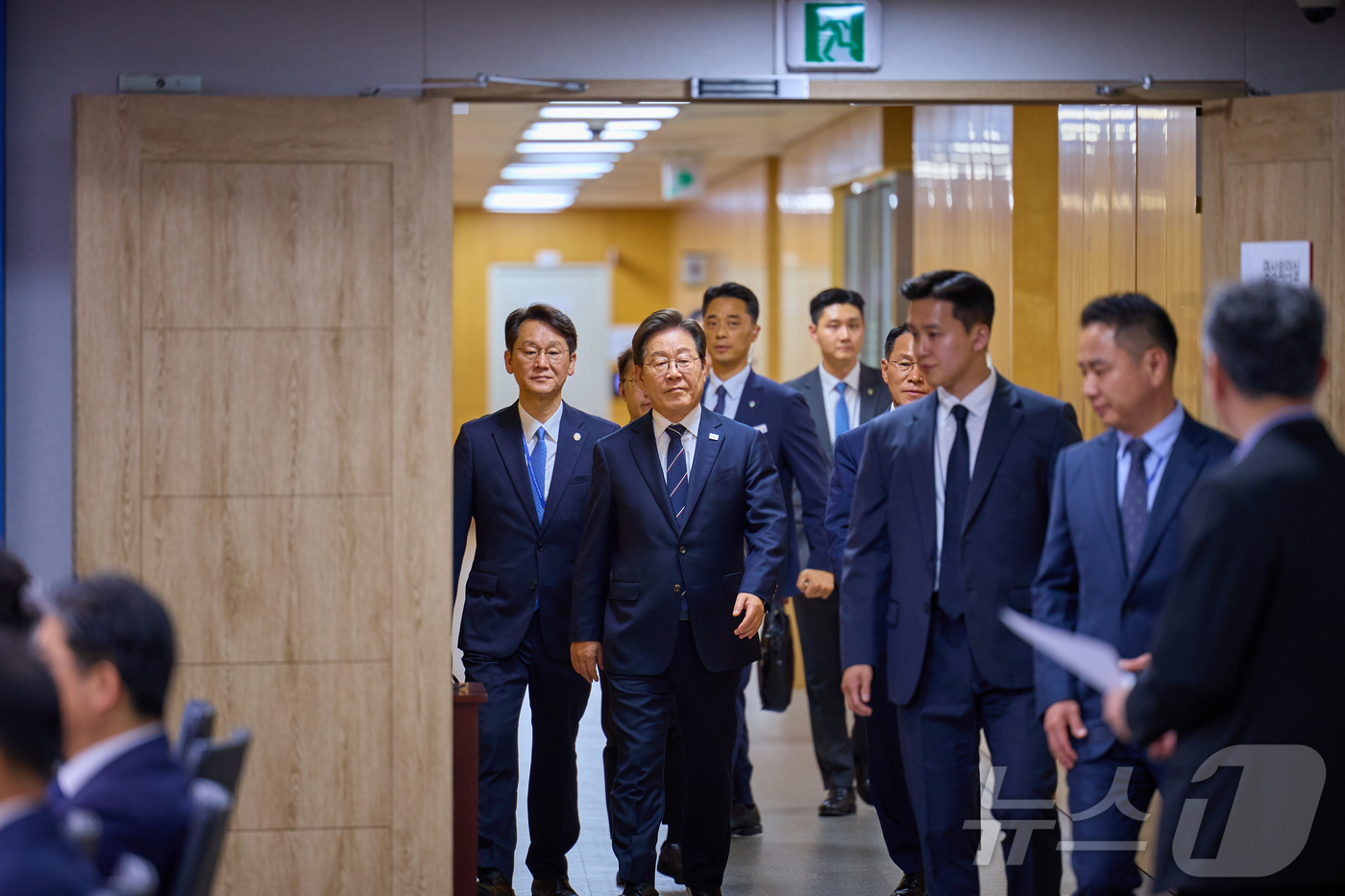 (서울=뉴스1) 허경 기자 = 이재명 대통령이 23일 서울 용산구 대통령실 청사에서 열린 제1차 수석·보좌관회의에 참석하고 있다. (대통령실 제공. 재판매 및 DB 금지) 2025 …