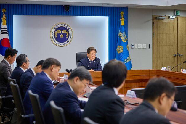 李대통령 "해수부 연내 부산 이전 검토하라…부지 없으면 임대라도"