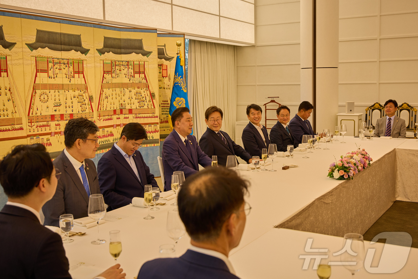 (서울=뉴스1) 허경 기자 = 이재명 대통령이 23일 서울 한남동 관저에서 김병기 원내대표 등 더불어민주당 신임 원내지도부와 상견례를 겸한 만찬을 하고 있다. (대통령실 제공. 재 …