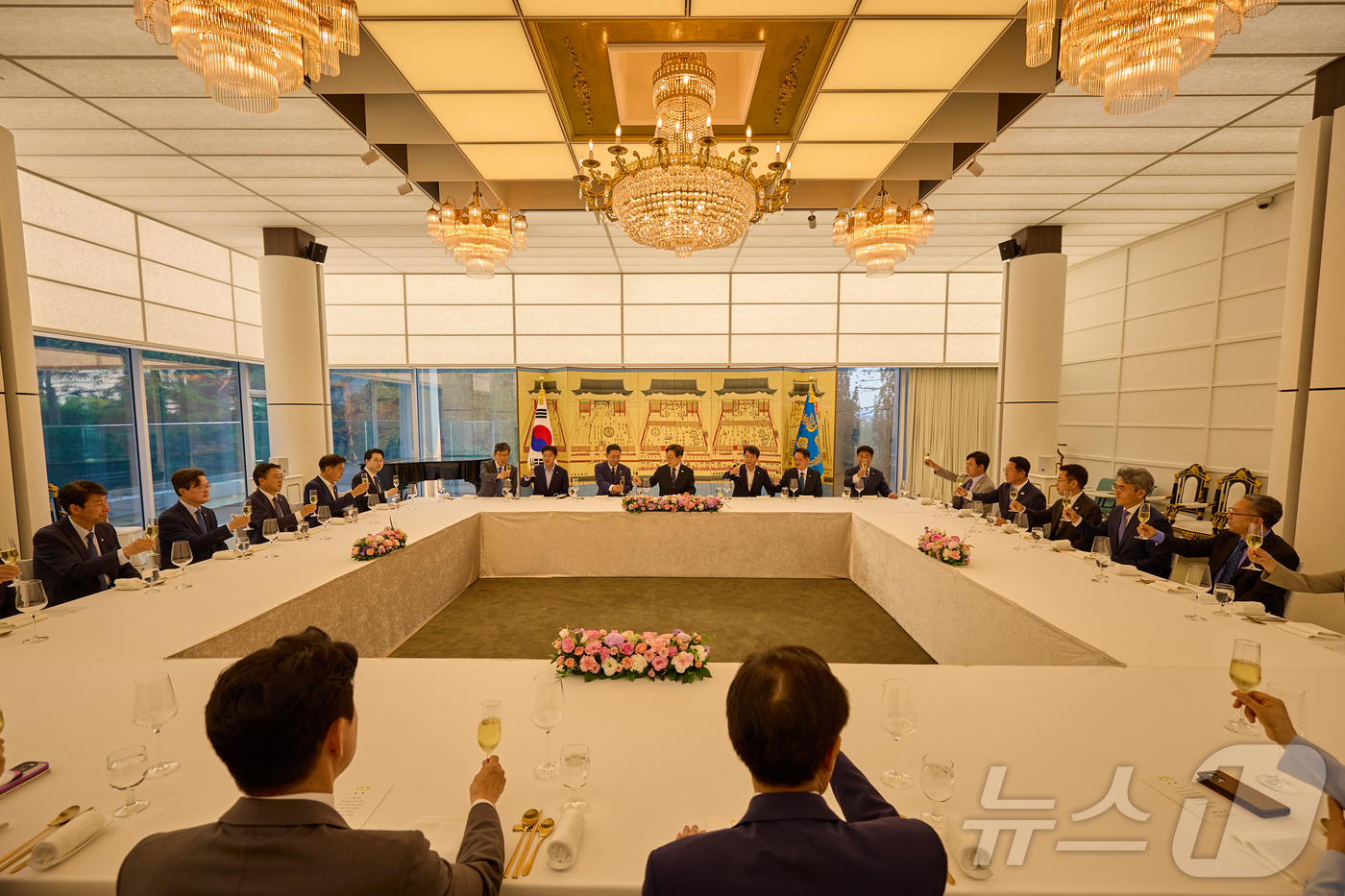 (서울=뉴스1) 허경 기자 = 이재명 대통령이 23일 서울 한남동 관저에서 김병기 원내대표 등 더불어민주당 신임 원내지도부와 가진 상견례를 겸한 만찬에서 건배하고 있다. (대통령실 …