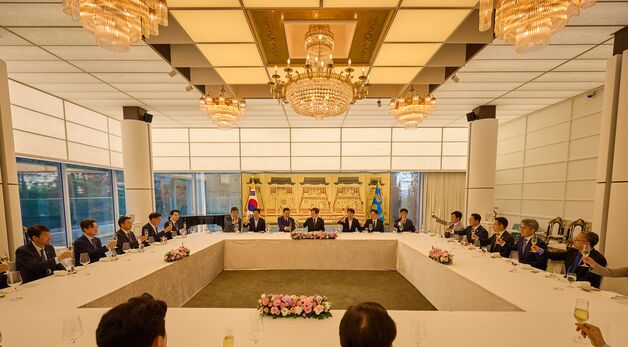 李대통령, 민주당 신임 원내지도부와 건배