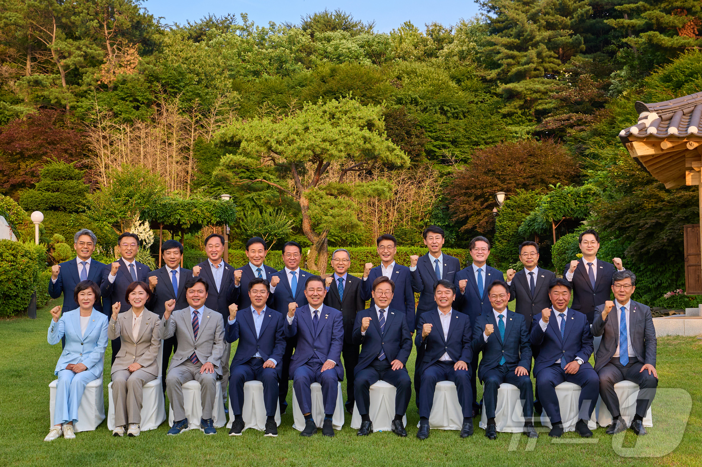 (서울=뉴스1) 허경 기자 = 이재명 대통령이 23일 서울 한남동 관저에서 김병기 원내대표 등 더불어민주당 신임 원내지도부와 가진 상견례를 겸한 만찬에서 기념촬영을 하고 있다. ( …