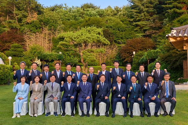 李대통령, 與 원내대표단과 만찬…"당정 협업·교감 절실"