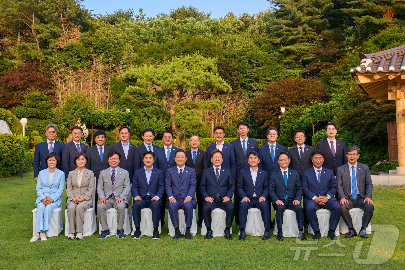 (서울=뉴스1) 허경 기자 = 이재명 대통령이 23일 서울 한남동 관저에서 김병기 원내대표 등 더불어민주당 신임 원내지도부와 가진 상견례를 겸한 만찬에서 기념촬영을 하고 있다. ( …