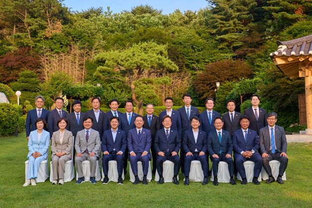 李대통령, 與원내대표단과 만찬…"마칠 때 지지율 더 높았으면"(종합)