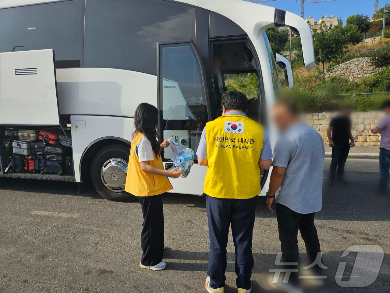 (서울=뉴스1) = 이스라엘에 체류하던 대한민국 국민 44명과 미국 국적 재외동포 1명이 23일(현지시간) 이집트에 무사히 도착했다.재이스라엘한인회, 주이스라엘대사관, 주이집트대사 …