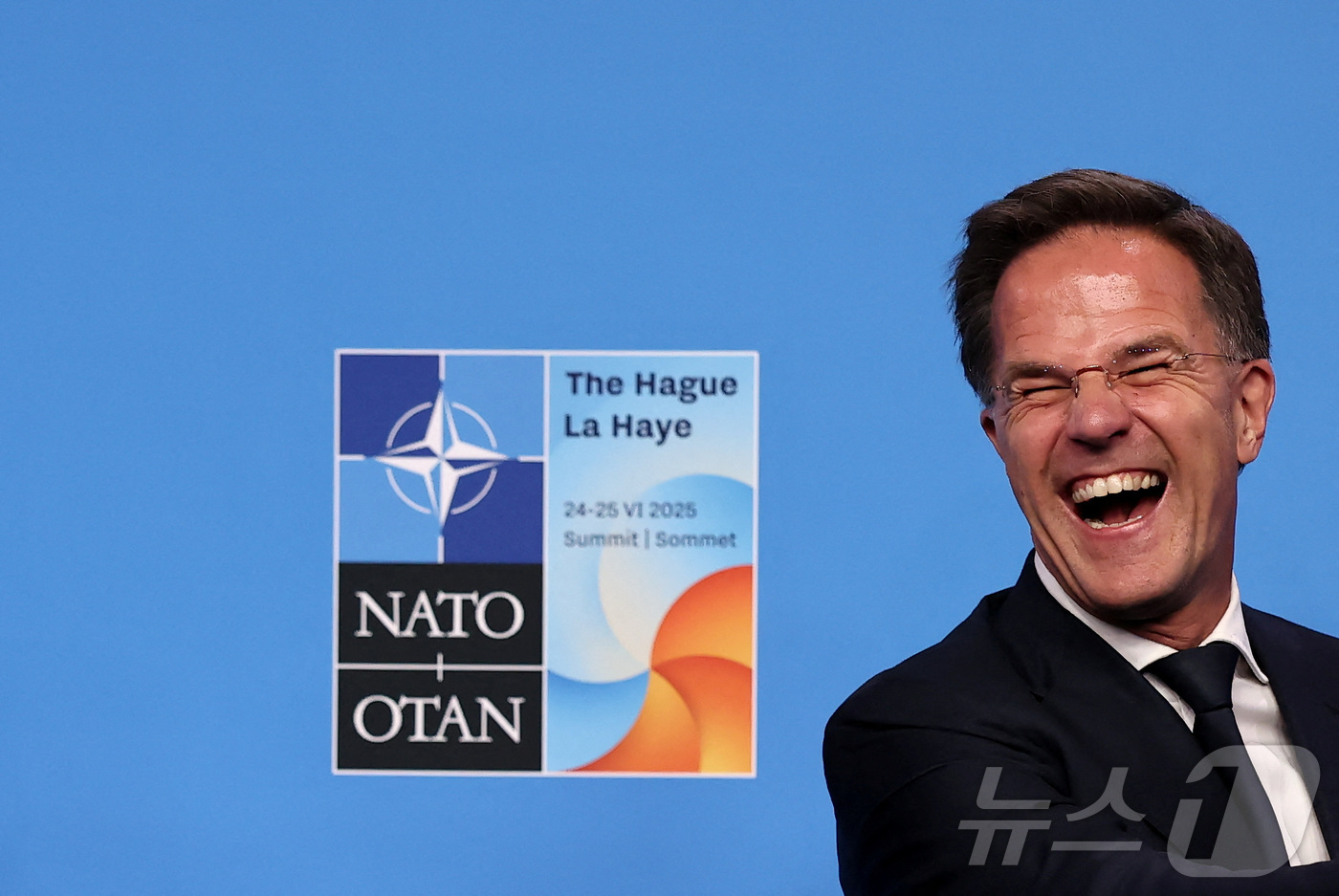 (헤이그 로이터=뉴스1) 김지완 기자 = 23일(현지시간) 마르크 뤼터 북대서양조약기구(NATO·나토) 사무총장이 네덜란드 헤이그 나토 정상회의 회의장에서 웃고 있다. 나토 정상회 …