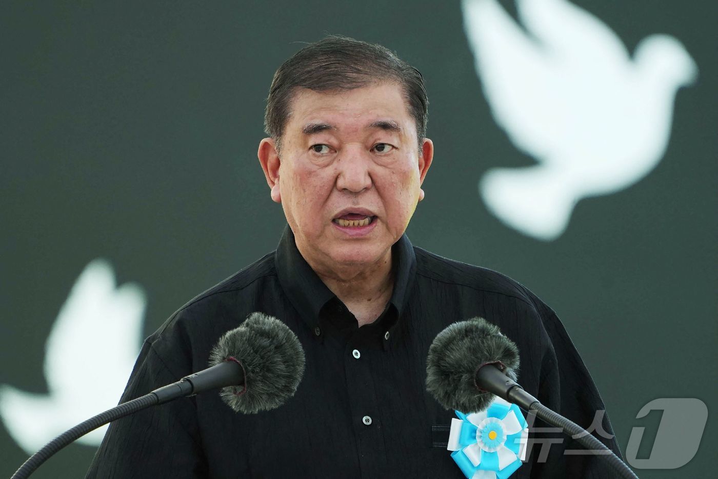 (이토만 AFP=뉴스1) 김지완 기자 = 23일 이시바 시게루 일본 총리가 오키나와 전투 80주년을 맞아 오키나와현 이토만의 평화기념공원을 방문해 연설을 하고 있다. 1945년 있 …