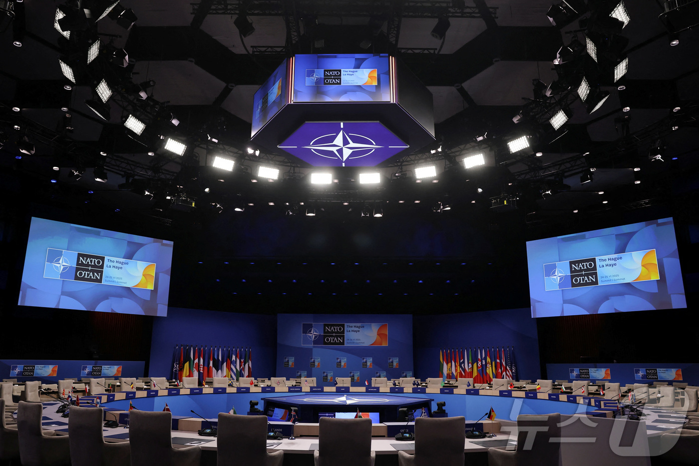 (헤이그 로이터=뉴스1) 김지완 기자 = 23일(현지시간) 북대서양조약기구(NATO·나토) 정상회의가 열리는 네덜란드 헤이그의 회의장 모습. 나토 정상회의는 오는 24~25일 열린 …