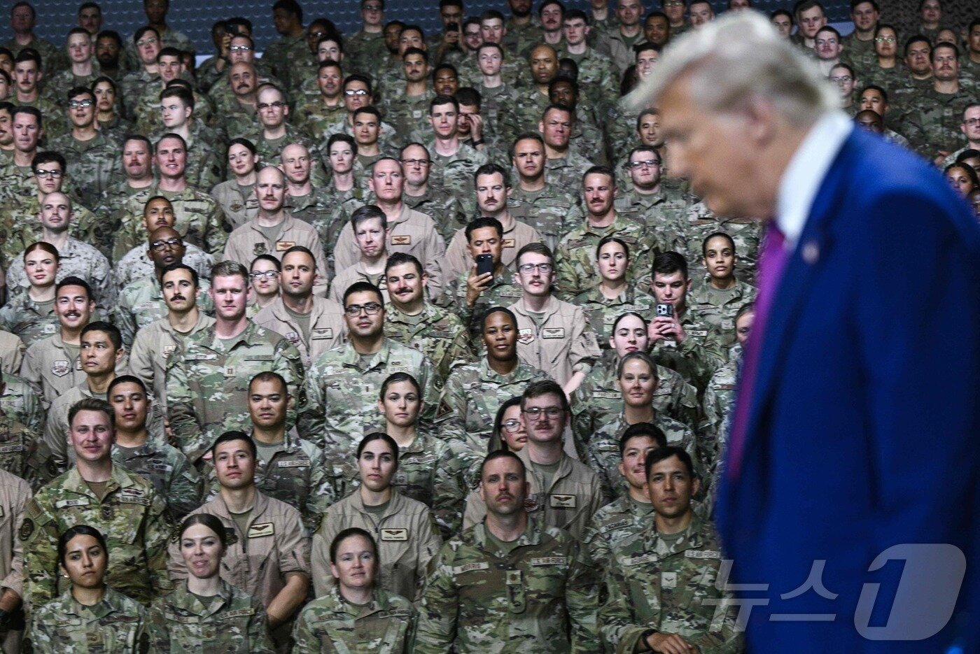 본문 이미지 - 지난 5월 15일 카타르 도하 남서쪽 알 우데이드 공군기지를 찾은 도널드 트럼프 미국 대통령이 연설하기 위해 연단에 오르고 있다. ⓒ AFP=뉴스1 ⓒ News1 류정민 특파원