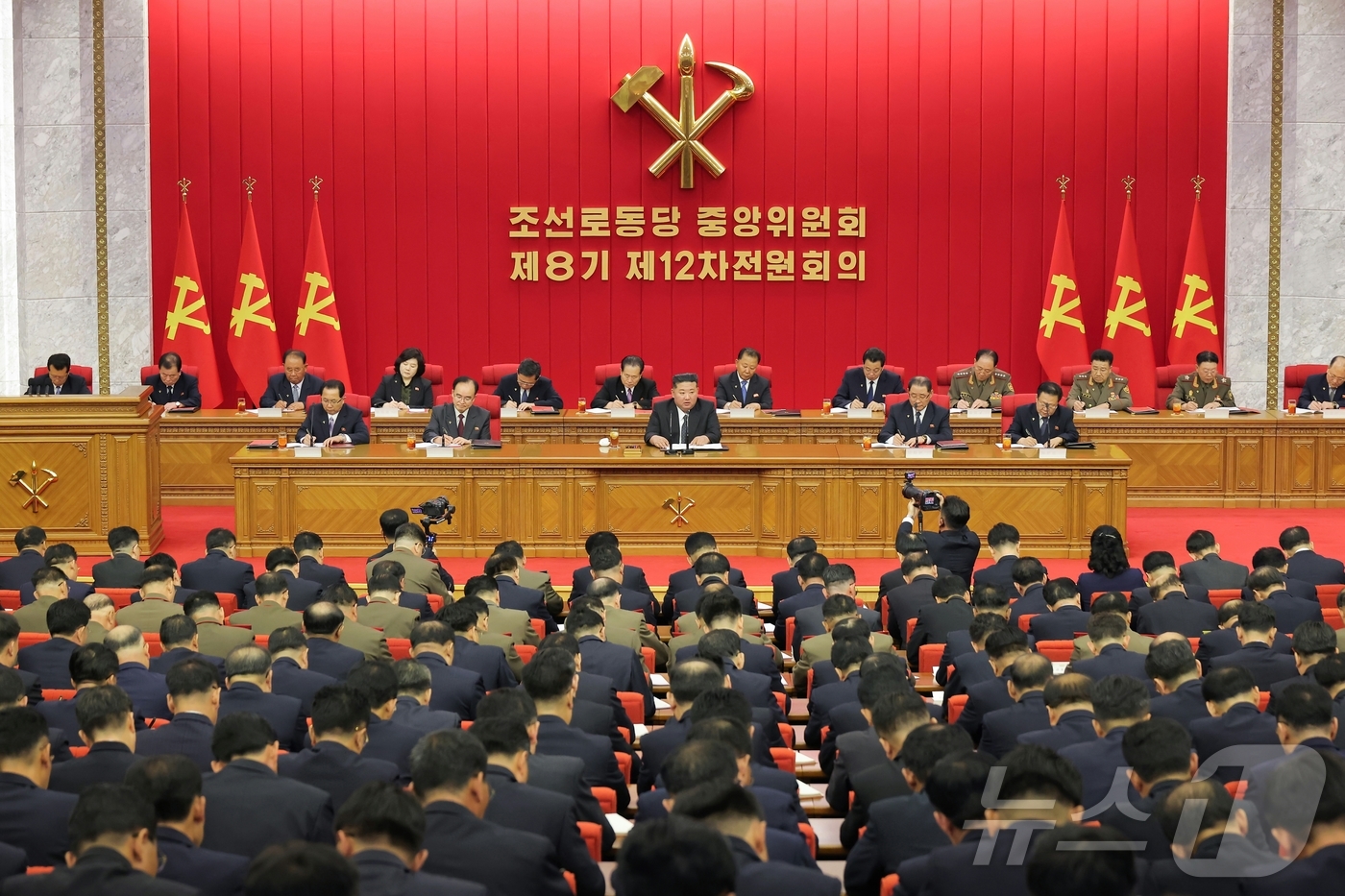 (평양 노동신문=뉴스1) = 북한 노동당 기관지 노동신문은 24일 김정은 당 총비서 주재로 "조선로동당 중앙위원회 제8기 제12차 전원회의 확대회의가 2025년 6월 21일부터 2 …