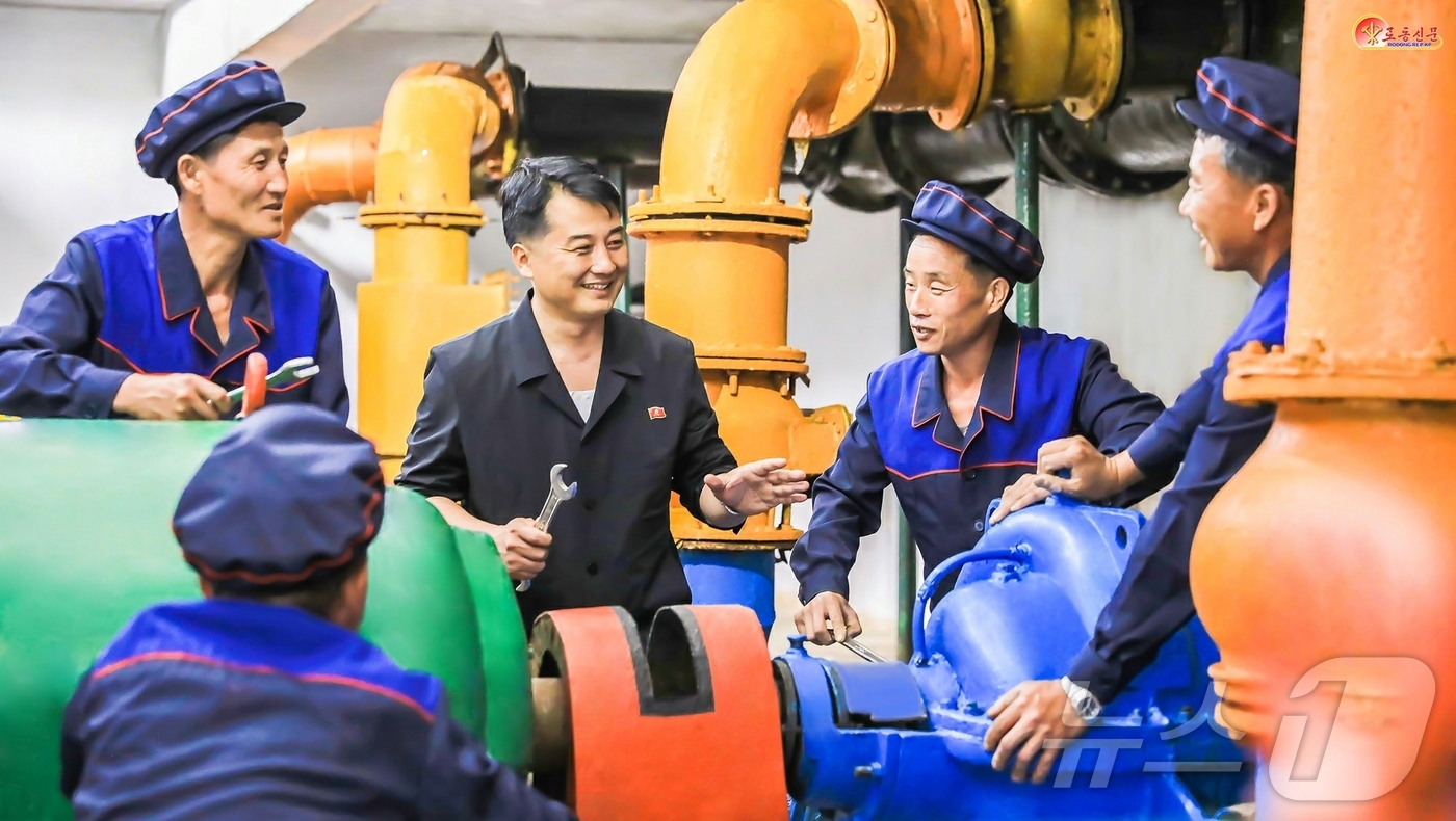 (평양 노동신문=뉴스1) = 북한 노동당 기관지 노동신문은 24일 신의주시 당위원회 간부들이 주민들의 생활 노고를 풀어주기 위해 노력하고 있다고 선전했다. [국내에서만 사용가능. …