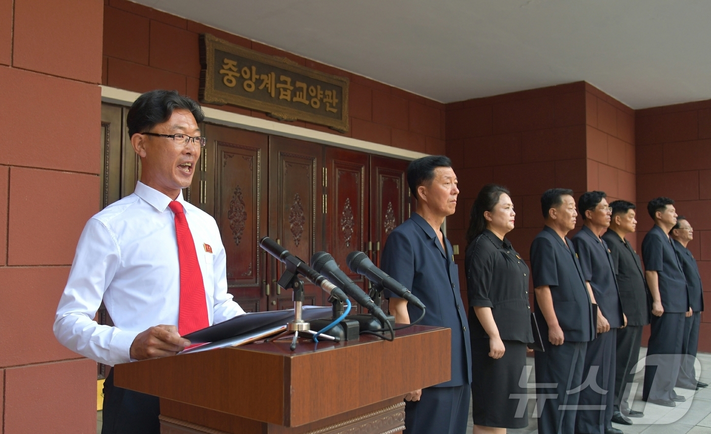 (평양 노동신문=뉴스1) = 북한 노동당 기관지 노동신문은 24일  '6·25(한국전쟁) 미제반대투쟁의 날'을 맞아 학생들의 복수 결의모임이 지난 23일 조국해방전쟁승리기념관 교양 …