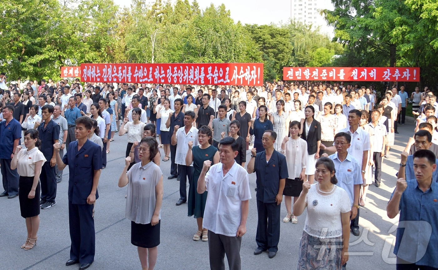 (평양 노동신문=뉴스1) = 북한 노동당 기관지 노동신문은 24일  '6·25(한국전쟁) 미제반대투쟁의 날'을 맞아 학생들의 복수 결의모임이 지난 23일 조국해방전쟁승리기념관 교양 …