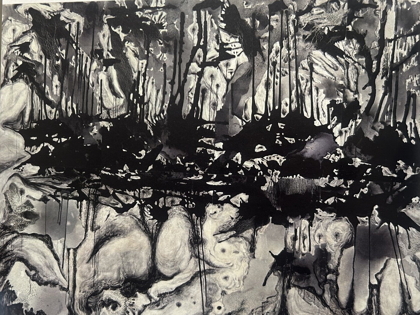 본문 이미지 - 좌혜선, 흐르고 넘치는 것 #2, 2022, 한지에 목탄, 분채, 채색, 380x520cm. (아트스페이스3 제공)