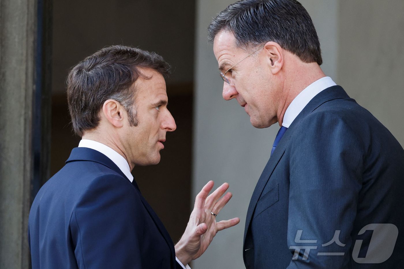 (파리 AFP=뉴스1) 강민경 기자 = 에마뉘엘 마크롱 프랑스 대통령이 지난 3월 27일 엘리제궁에 방문한 마르크 뤼터 나토 사무총장을 환대하고 있다. 2025.3.27ⓒ AFP= …