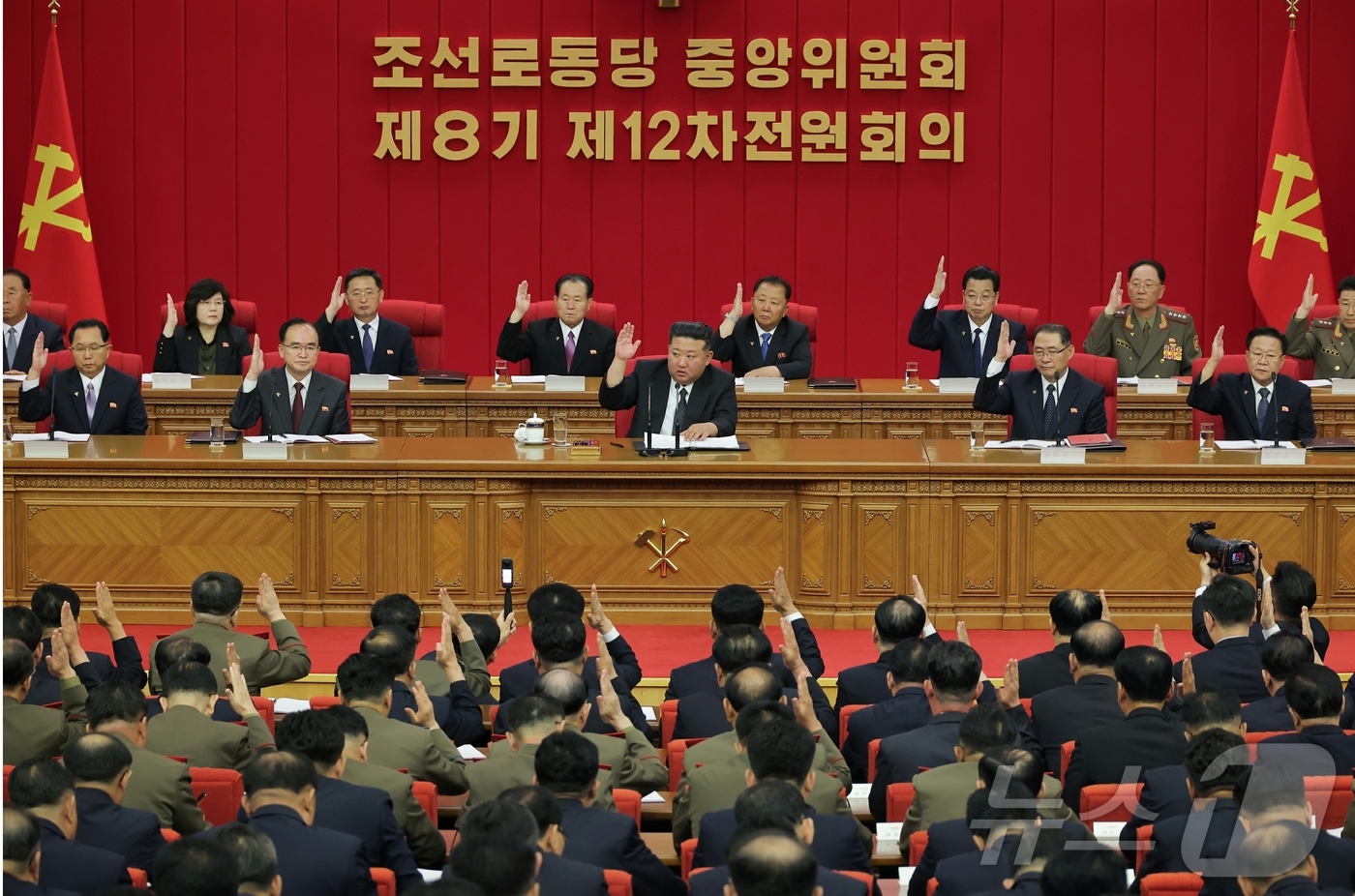 (평양 노동신문=뉴스1) = 북한 노동당 기관지 노동신문은 24일 김정은 당 총비서 주재 하에 "조선로동당 중앙위원회 제8기 제12차 전원회의 확대회의가 6월 21일부터 23일까지 …