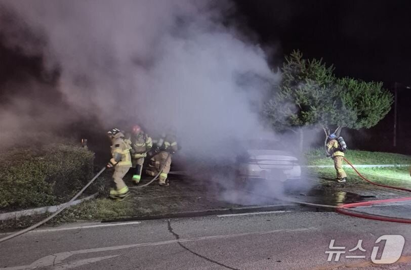 본문 이미지 - 23일 오후 9시48분쯤 칠곡군 기산면 행정리 한 도롯가에 정차 중인 승용차에서 원인을 알 수 없는 불이 났다.(경북소방본부 제공. 재판매 및 DB 금지)2025.6.24/뉴스1