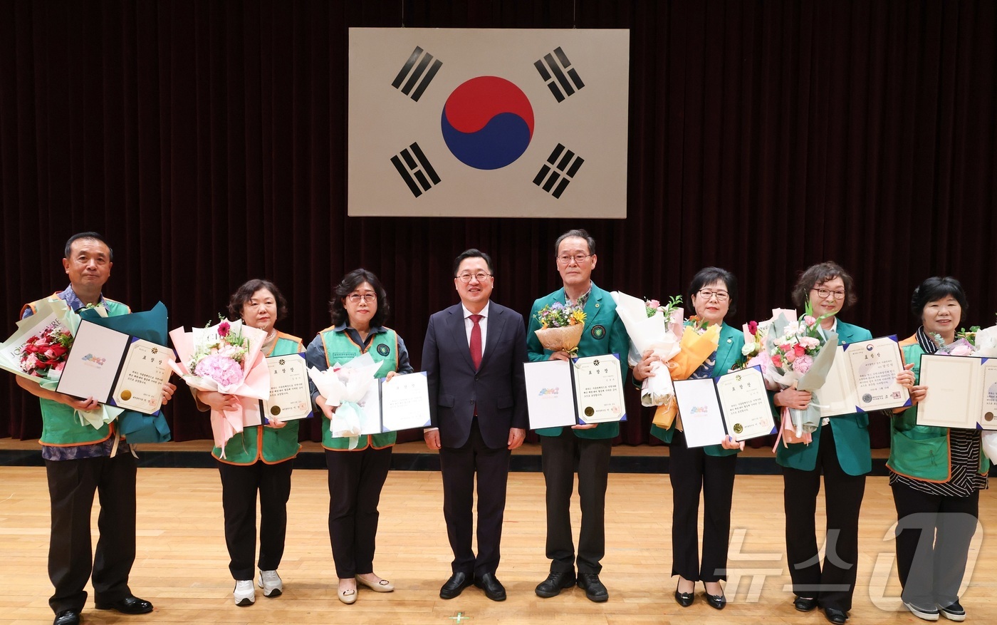 (대전=뉴스1) 이동원 기자 = 이장우 대전시장이 23일 시청 대강당에서 열린‘2025 자율방재단 여름철 재난대응 결의대회’에 참석했다.이번 결의대회는 태풍과 집중호우 등 여름철 …