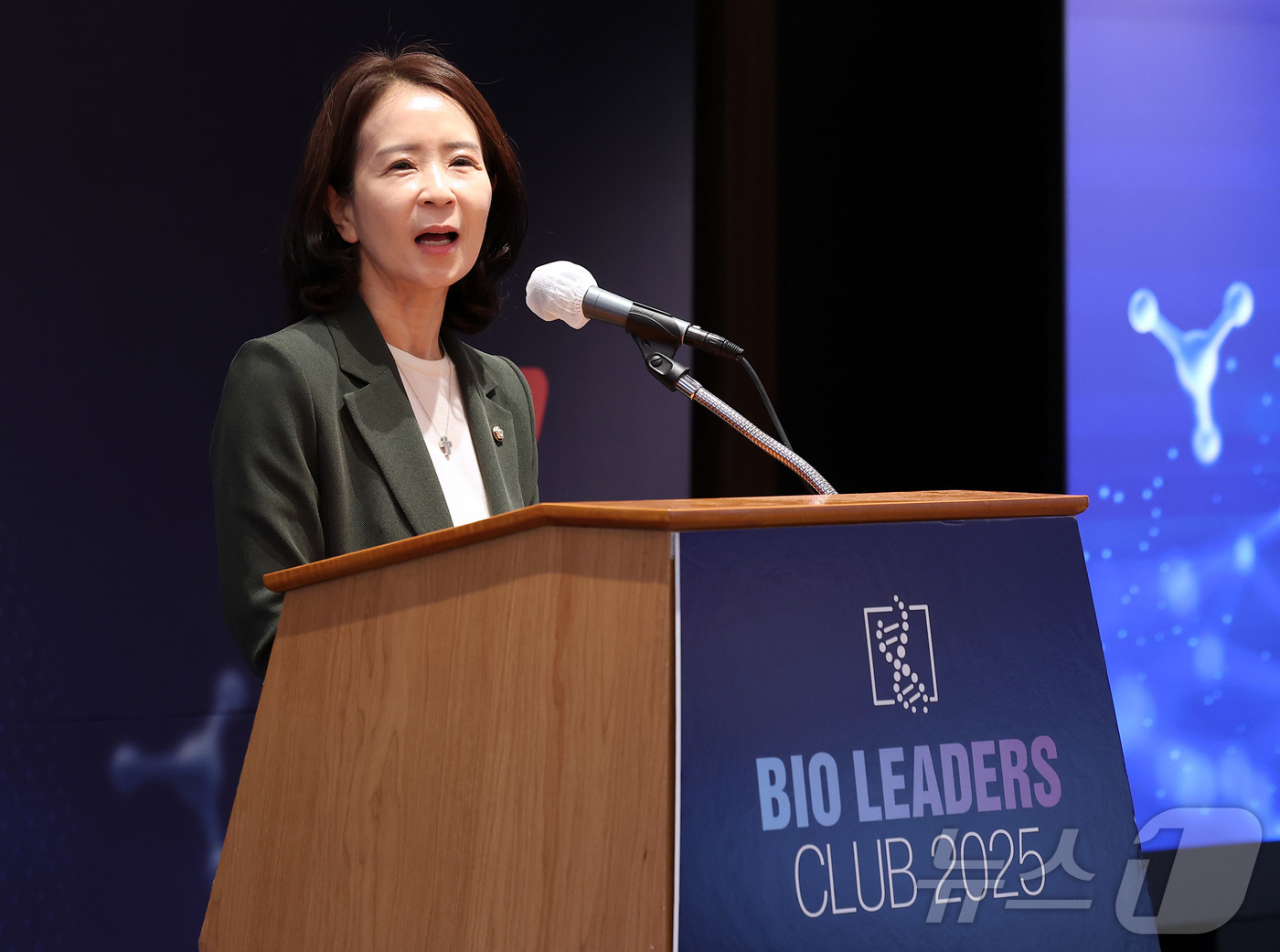 (서울=뉴스1) 김성진 기자 = 최수진 국민의힘 의원이 24일 오전 서울 중구 소공동 롯데호텔에서 열린 '제25회 바이오리더스클럽'에서 축사를 하고 있다. 2025.6.24/뉴스1 …