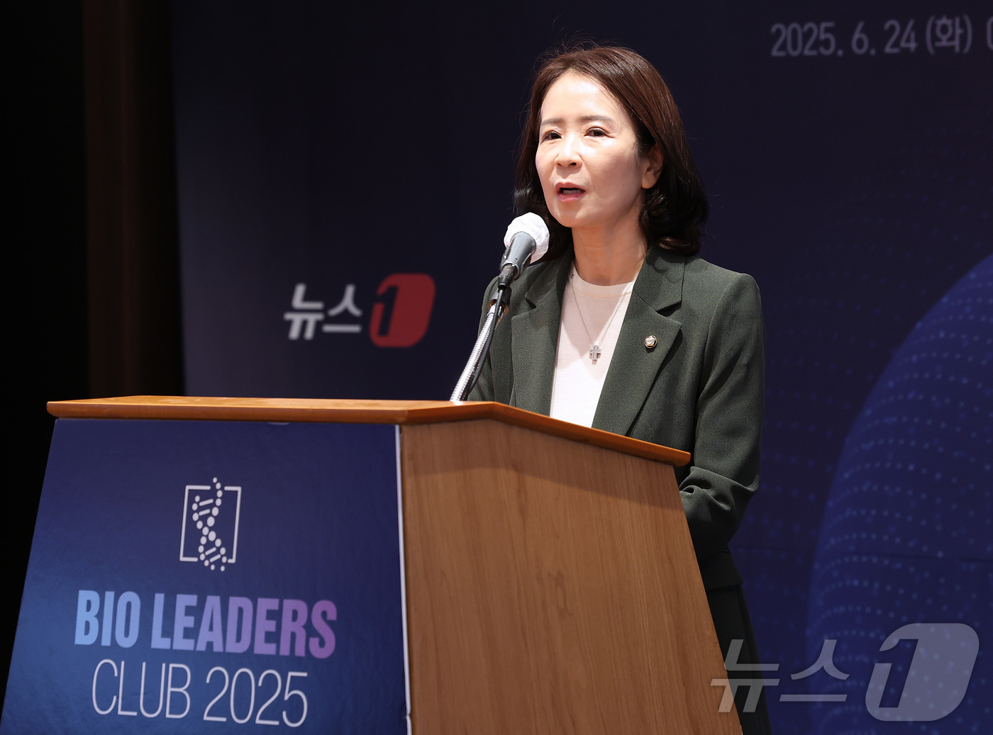 (서울=뉴스1) 김성진 기자 = 최수진 국민의힘 의원이 24일 오전 서울 중구 소공동 롯데호텔에서 열린 '제25회 바이오리더스클럽'에서 축사를 하고 있다. 2025.6.24/뉴스1 …
